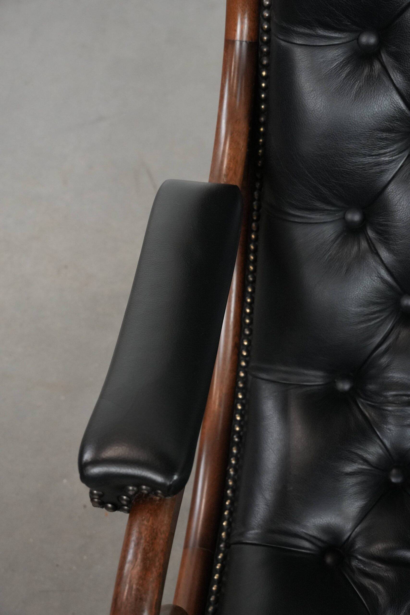 Fauteuil chesterfield en cuir de vachette noir classique et confortable