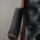 Fauteuil chesterfield en cuir de vachette noir classique et confortable
