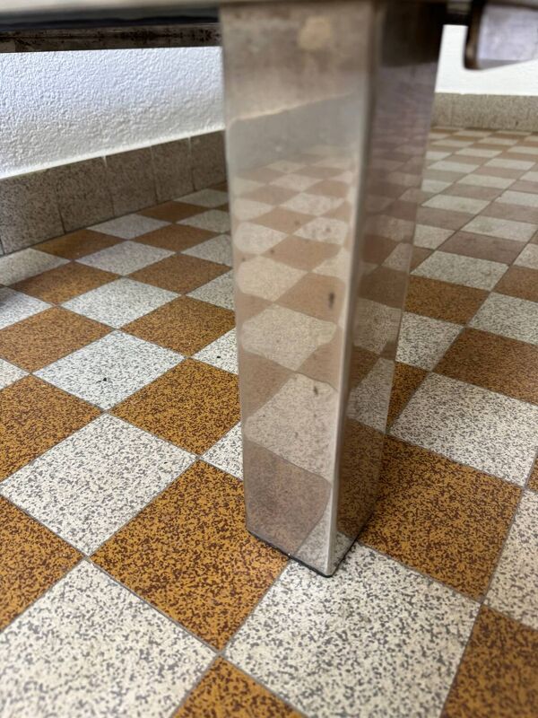 Table basse rectangulaire acier chromé et verre fumé années 70