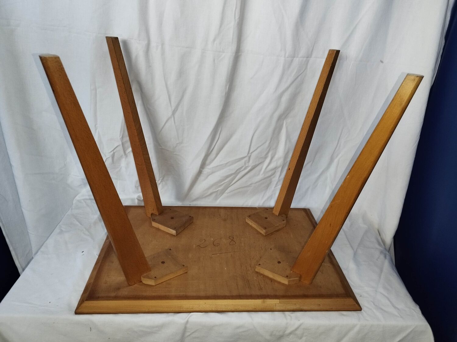Coffee table from the 50s spindle feet