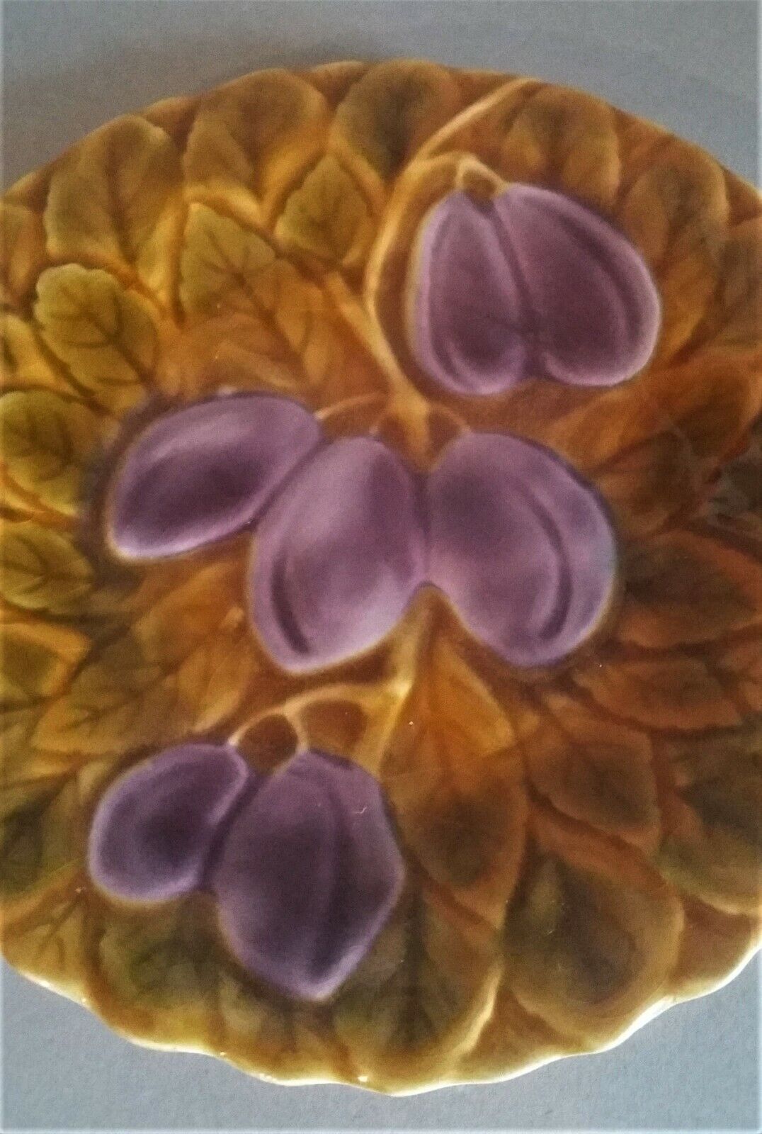 Assiette barbotine prunes Sarreguemines début XXème