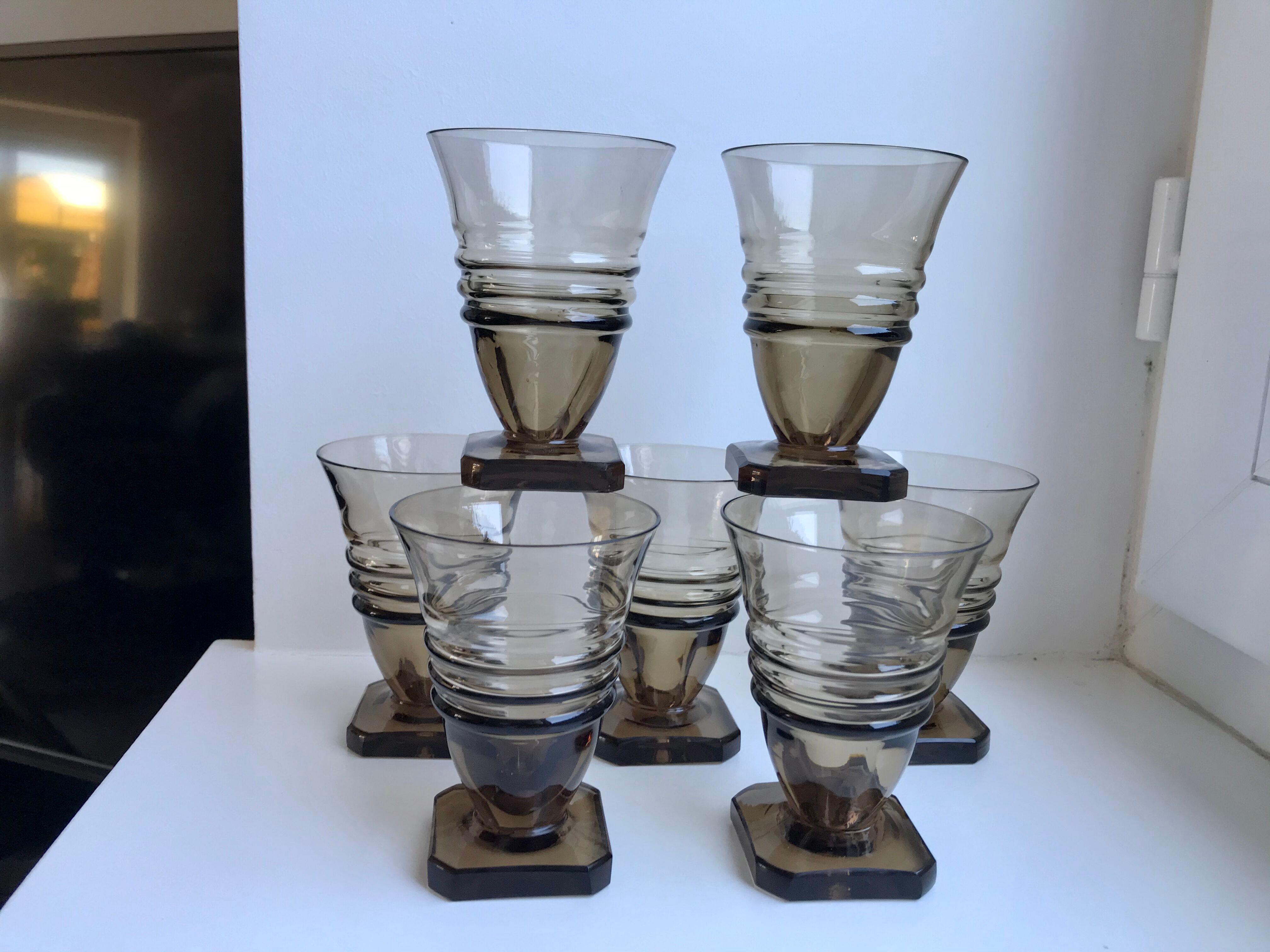 Set of 7 glasses in art deco smoked glass 30s