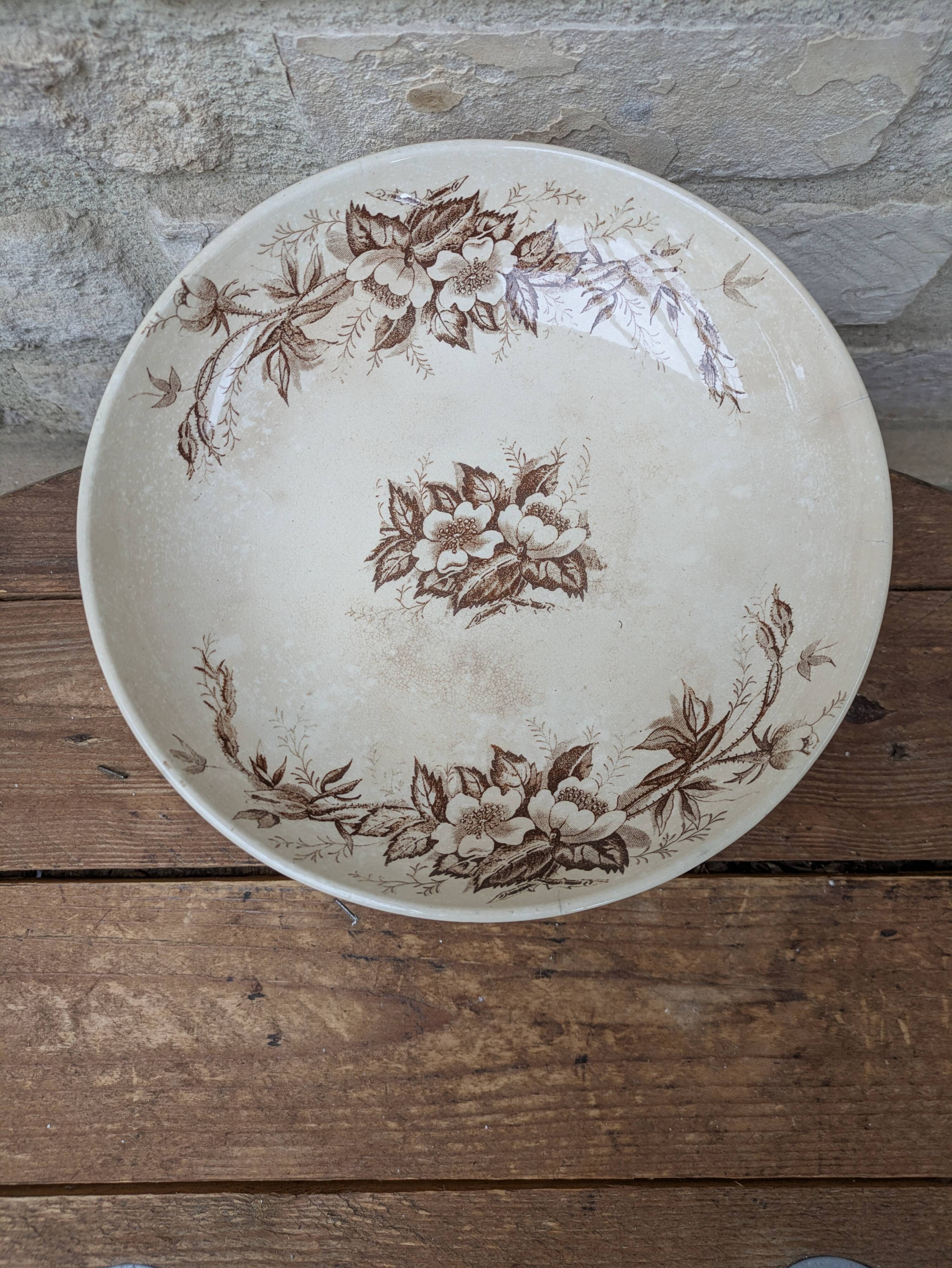 Flat serving compote dish in Terre de Fer HB & Cie with brown floral decoration.