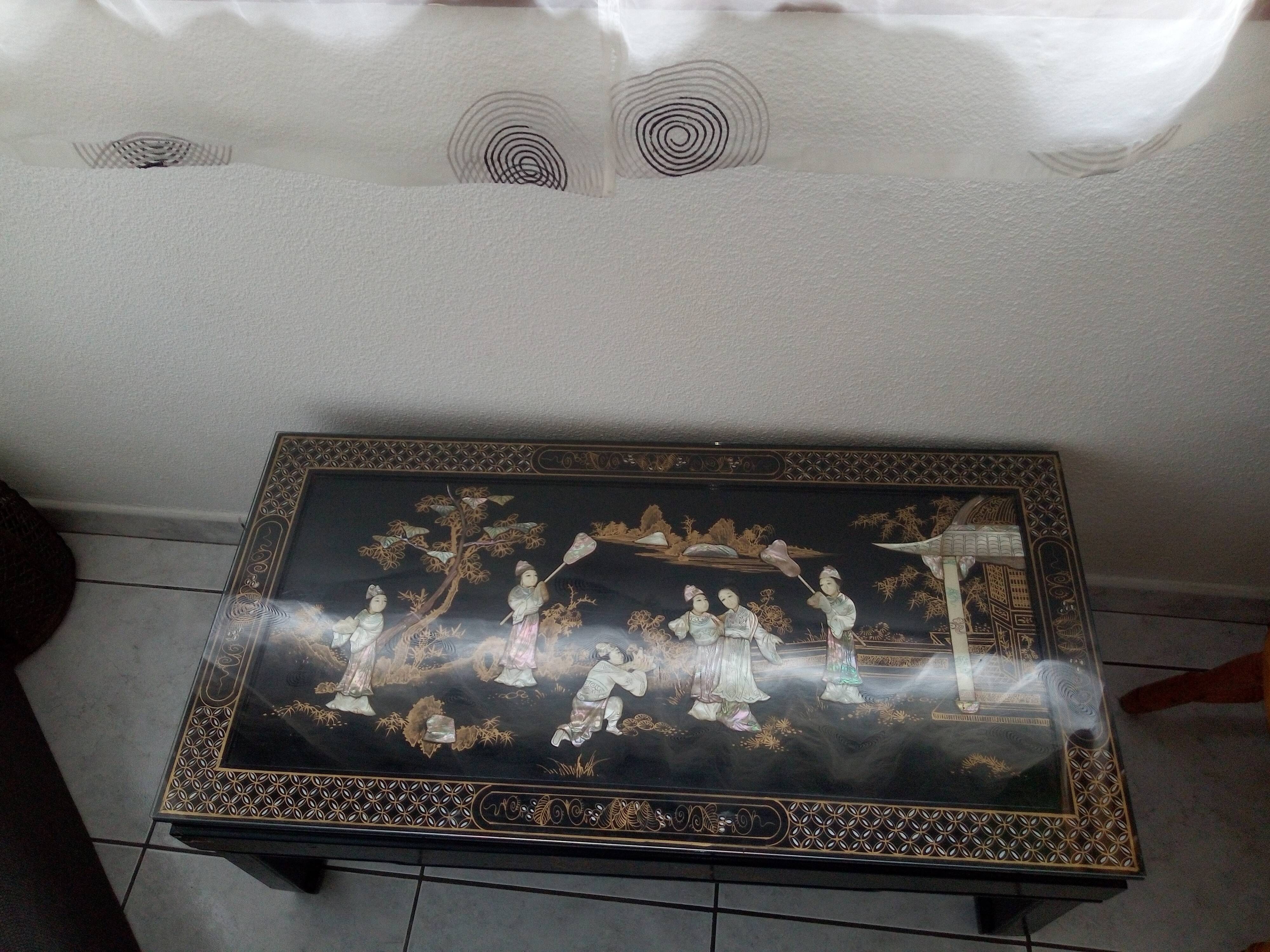 Table chinoise laquée ivoire et nacre pied pliant