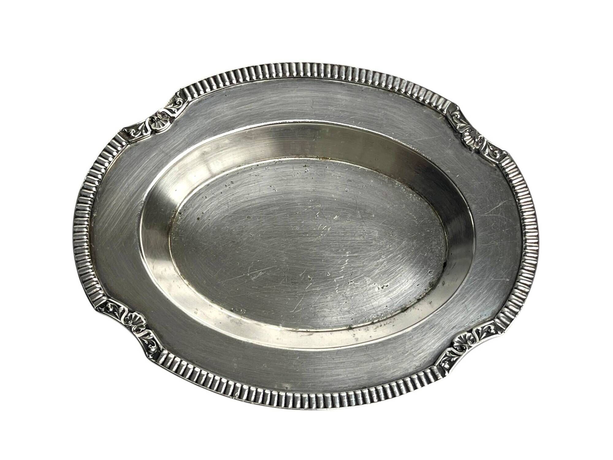 Oval metal silver-plated catchall with hallmarks from the early 20th century.