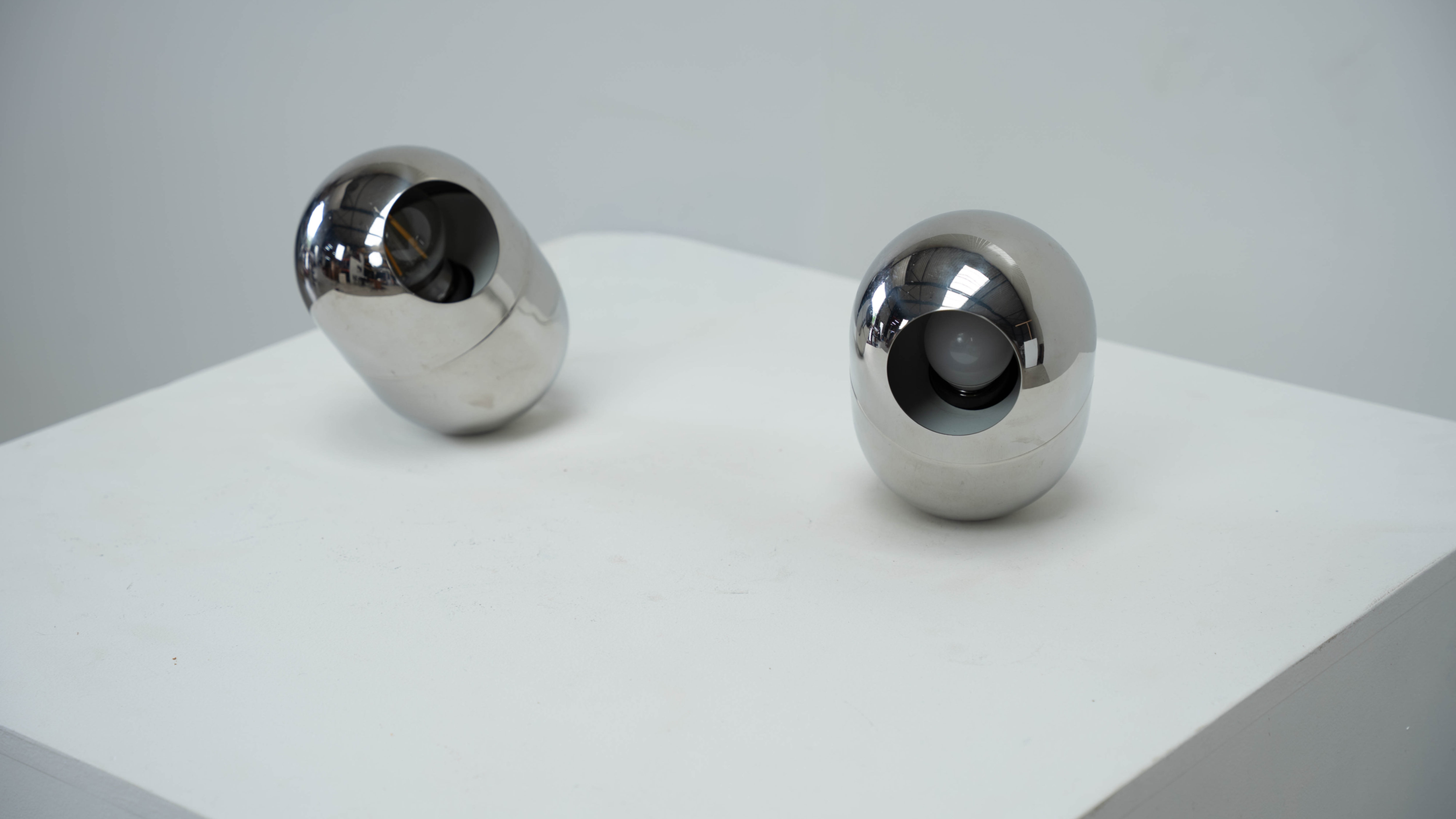 Ensemble de deux lampes de table Reggiani en chrome.