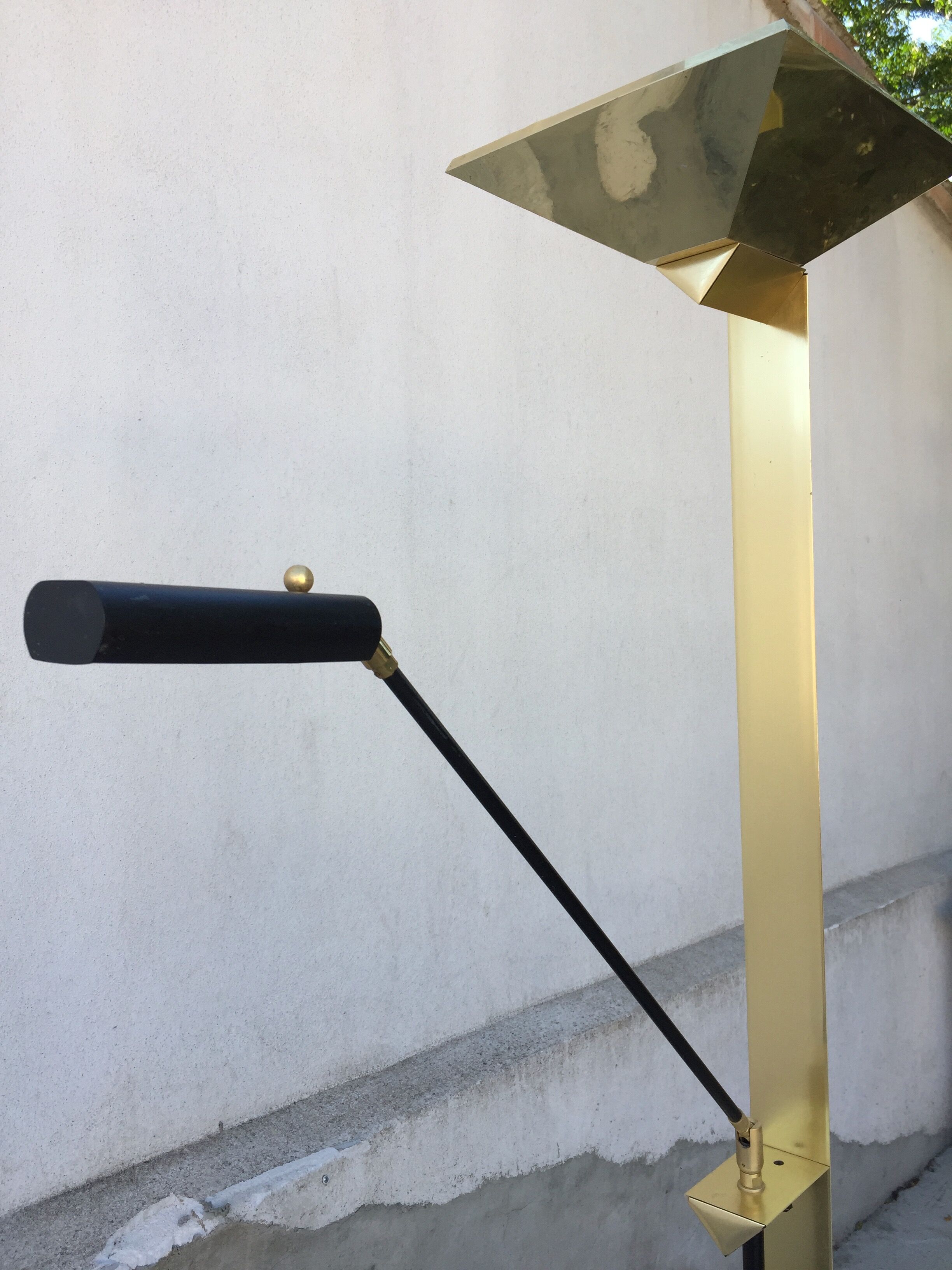 Hallogenous floor lamp with articulated arm