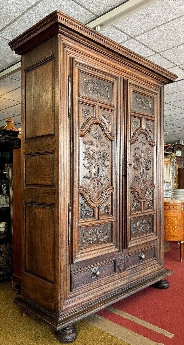 Armoire époque Louis XIII En Chêne Sculpté