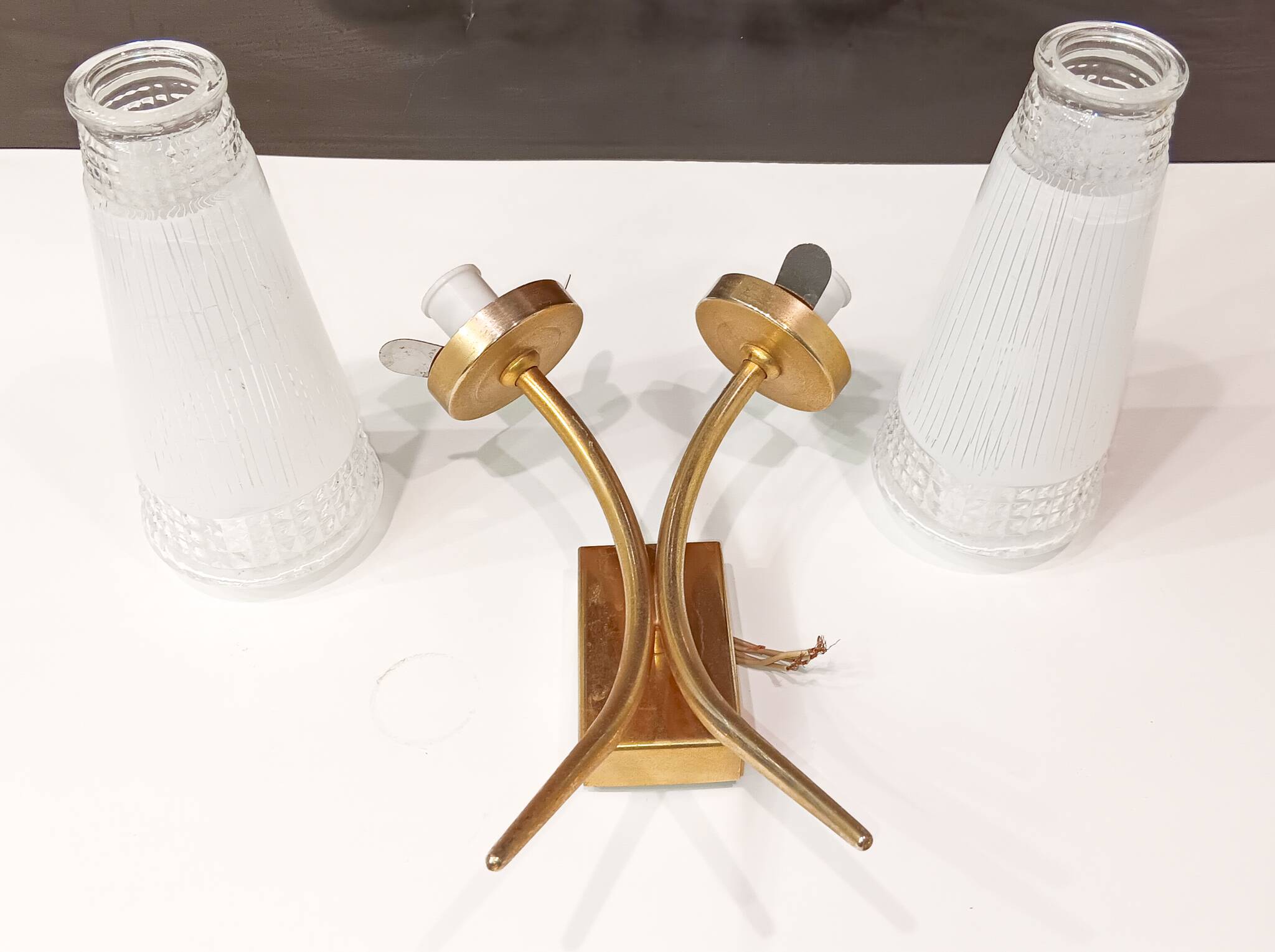 Wall lamp with 2 branches L 30 cm - H 30 cm - Size of embossed and white screen-printed glasses: H 15