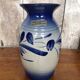 Ancien vase alsacien en grès gris bleuté et décor de fleurs, Anne Ehret