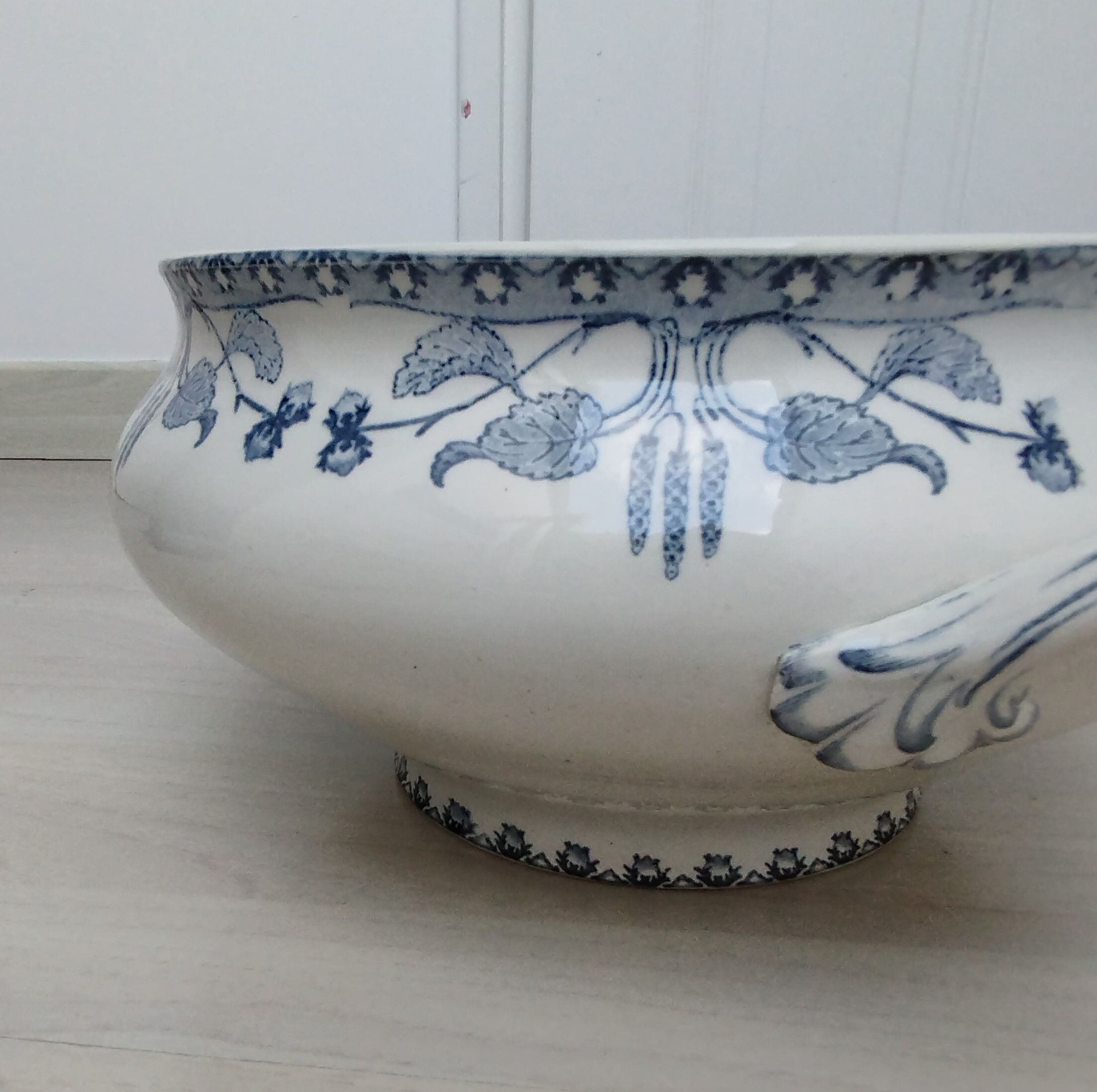 Sarreguemines tureen décor hazelnuts