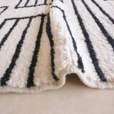 Contemporary Black and White Rug - 291 x 214 cm