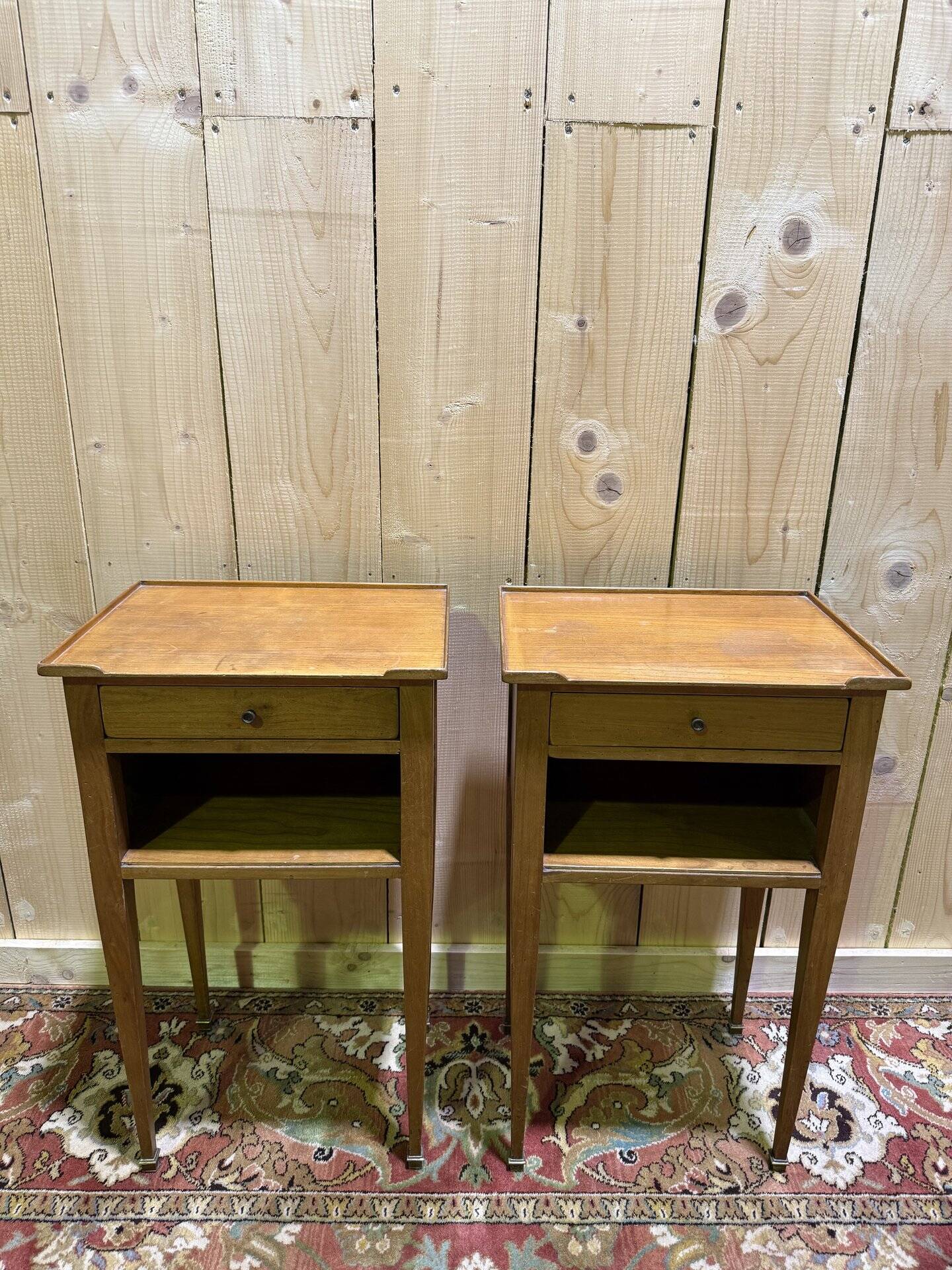 Paire de tables de chevets à niches de style Louis XVI en merisier