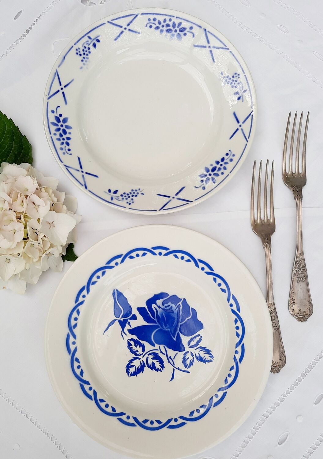 Mismatched flat plates in earthenware