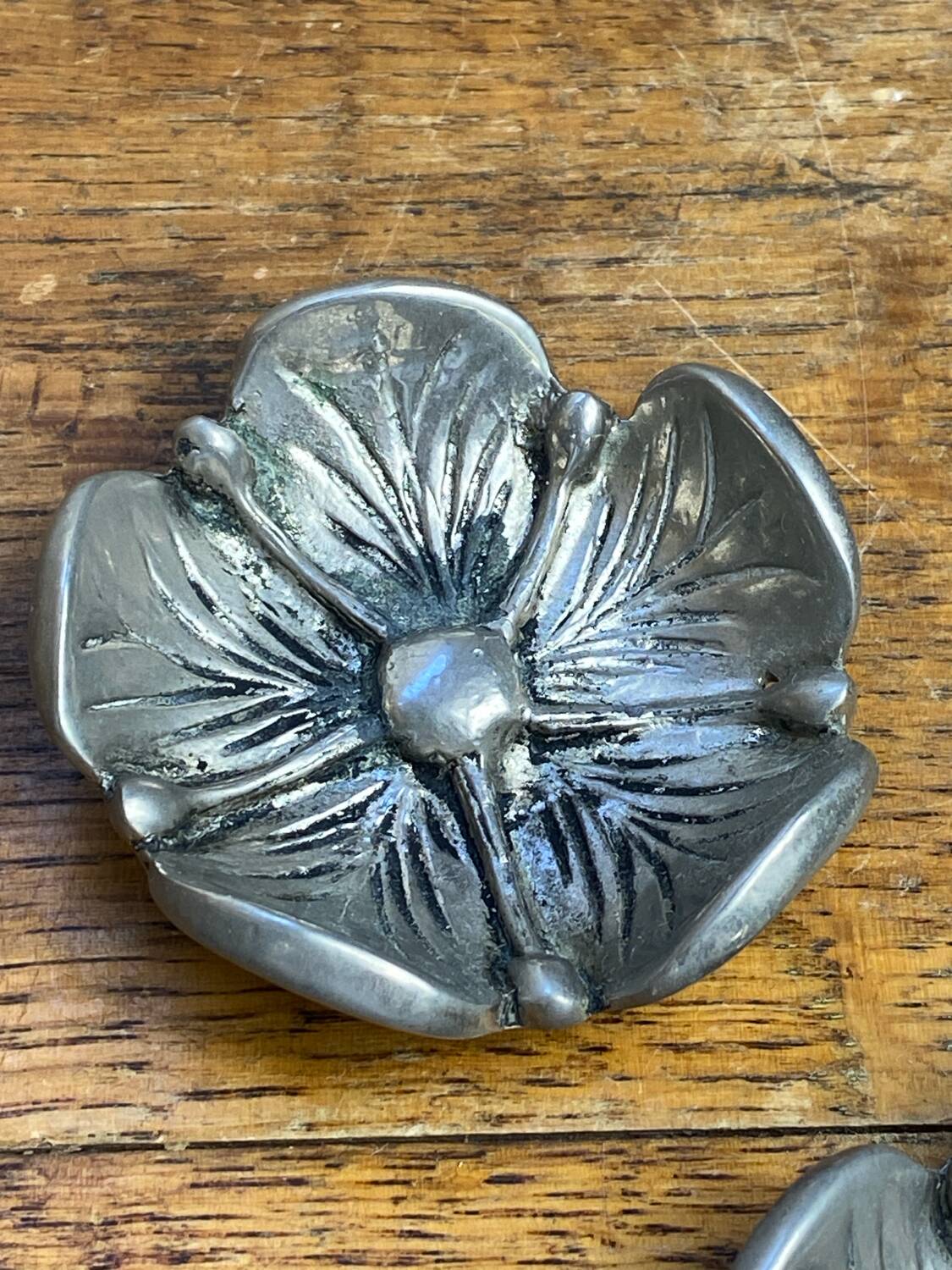 Mini lotus ashtrays in silver-plated metal