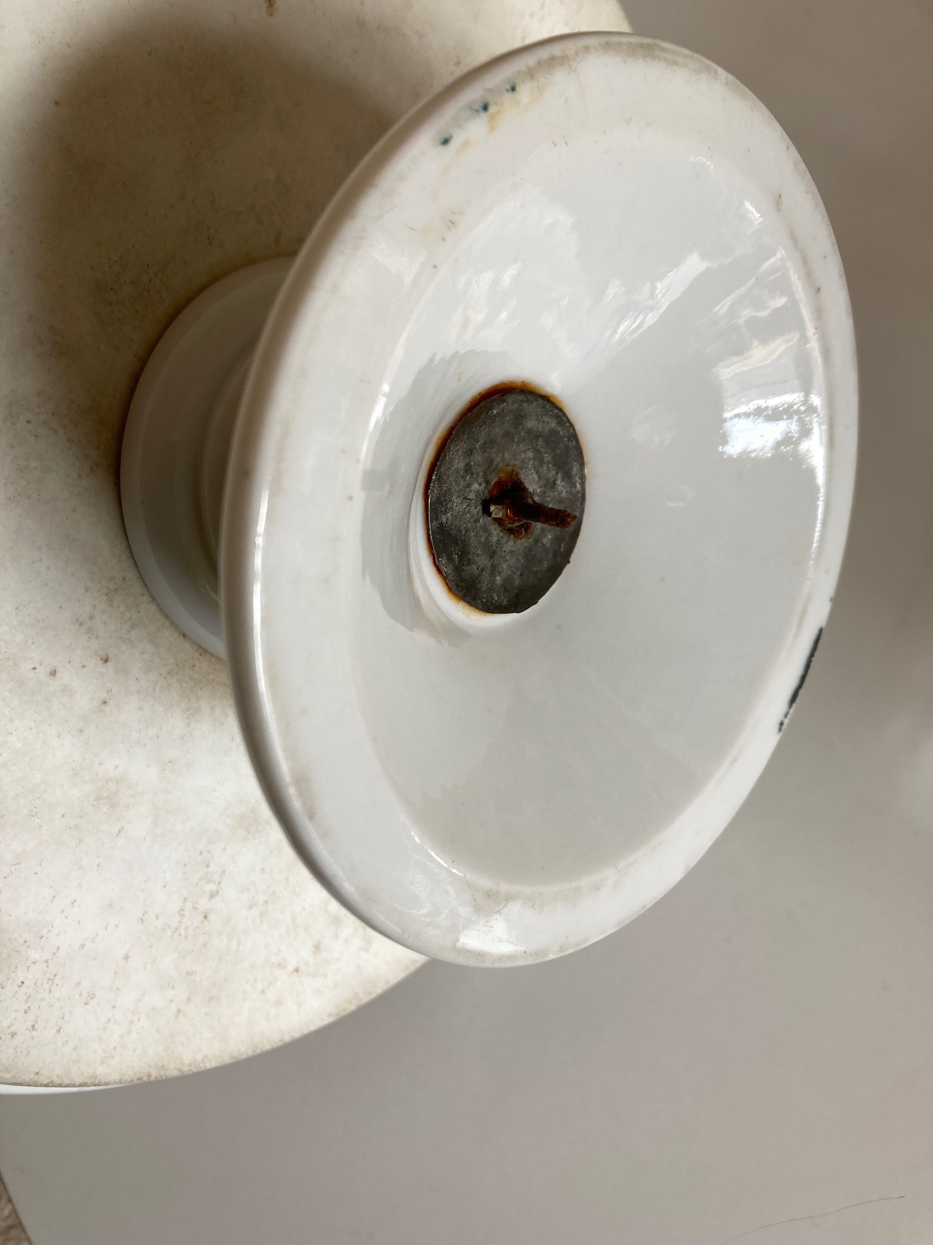 Assiette montée d'office mi-19e plat présentoir sur pied en faïence blanche