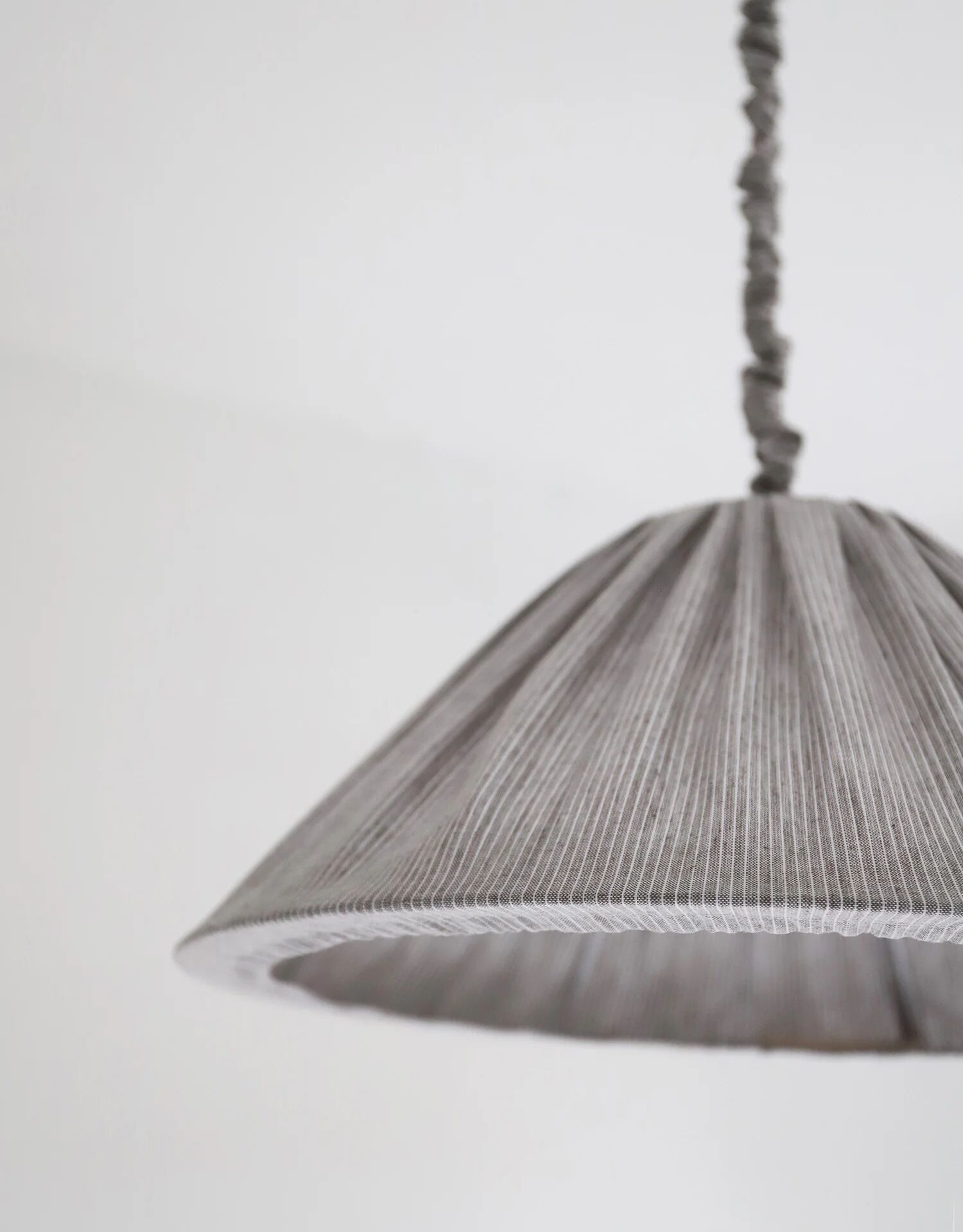 Suspension en lin et coton plissé "Malala" fines rayures classic grey