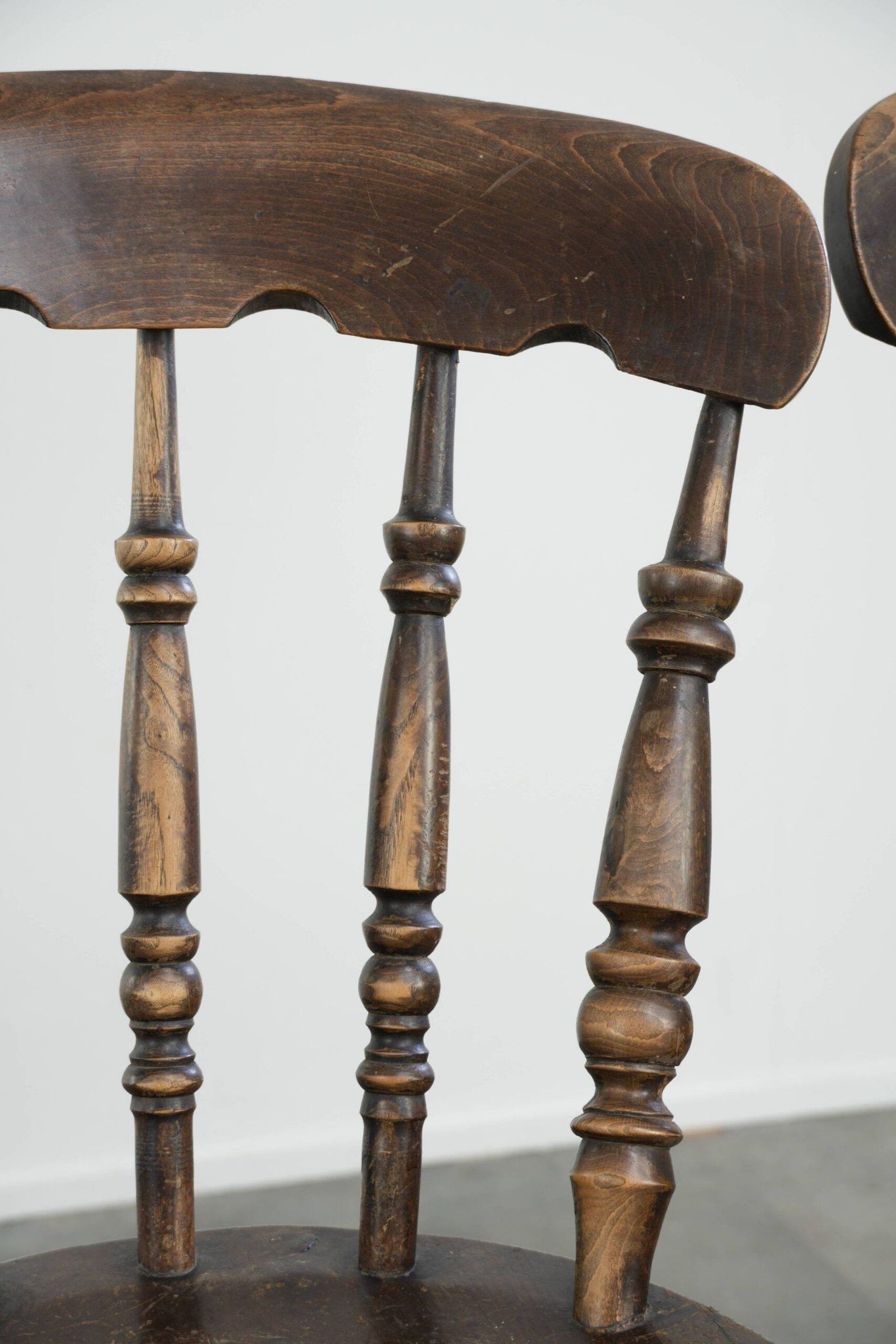 Set of 4 antique English wooden Windsor pub/bistro chairs from 19th century