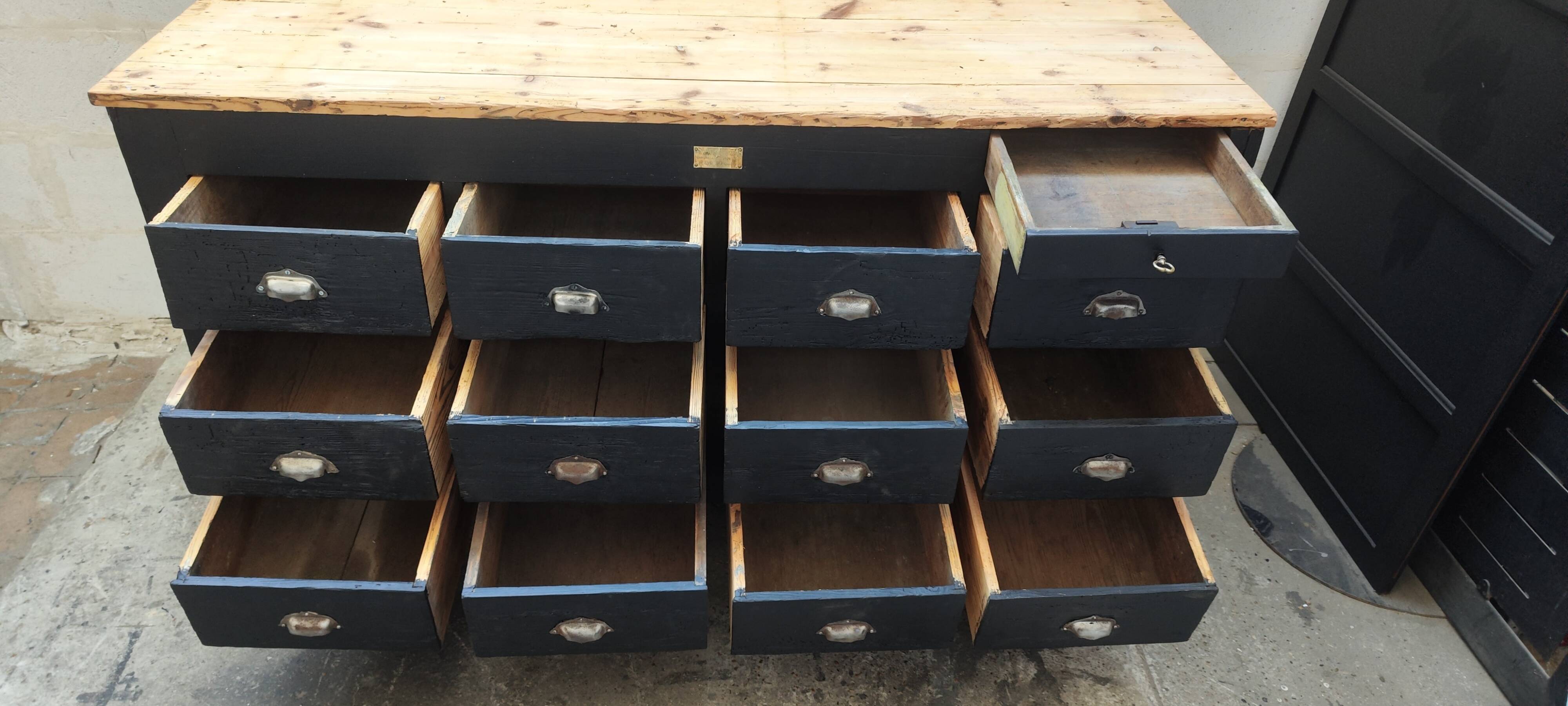 Ancien comptoir à tiroir patine noire