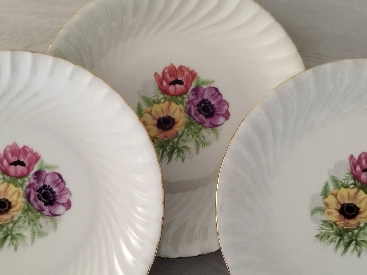 Assiettes Plates Porcelaine Vitriam Décor Fleurs d'Anémones Vintage