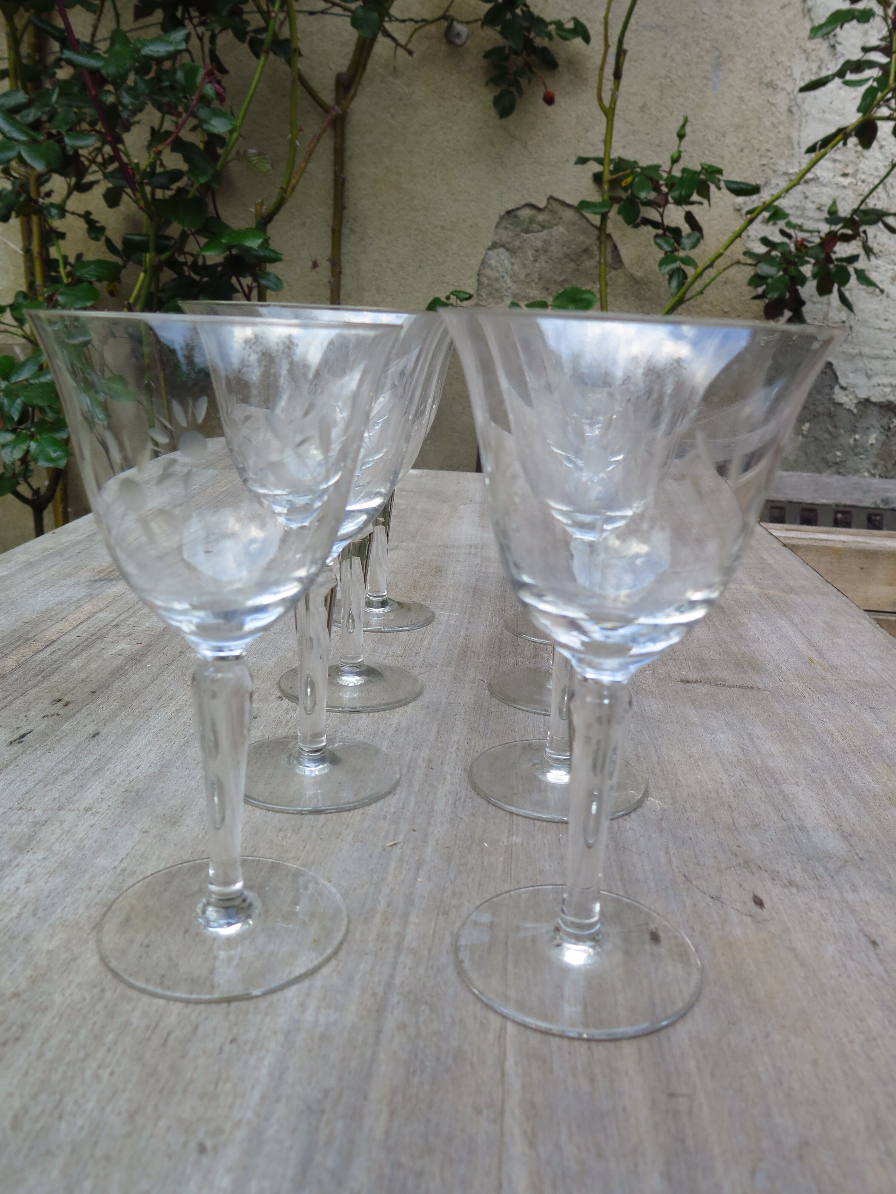 Set of 8 glasses in engraved crystal