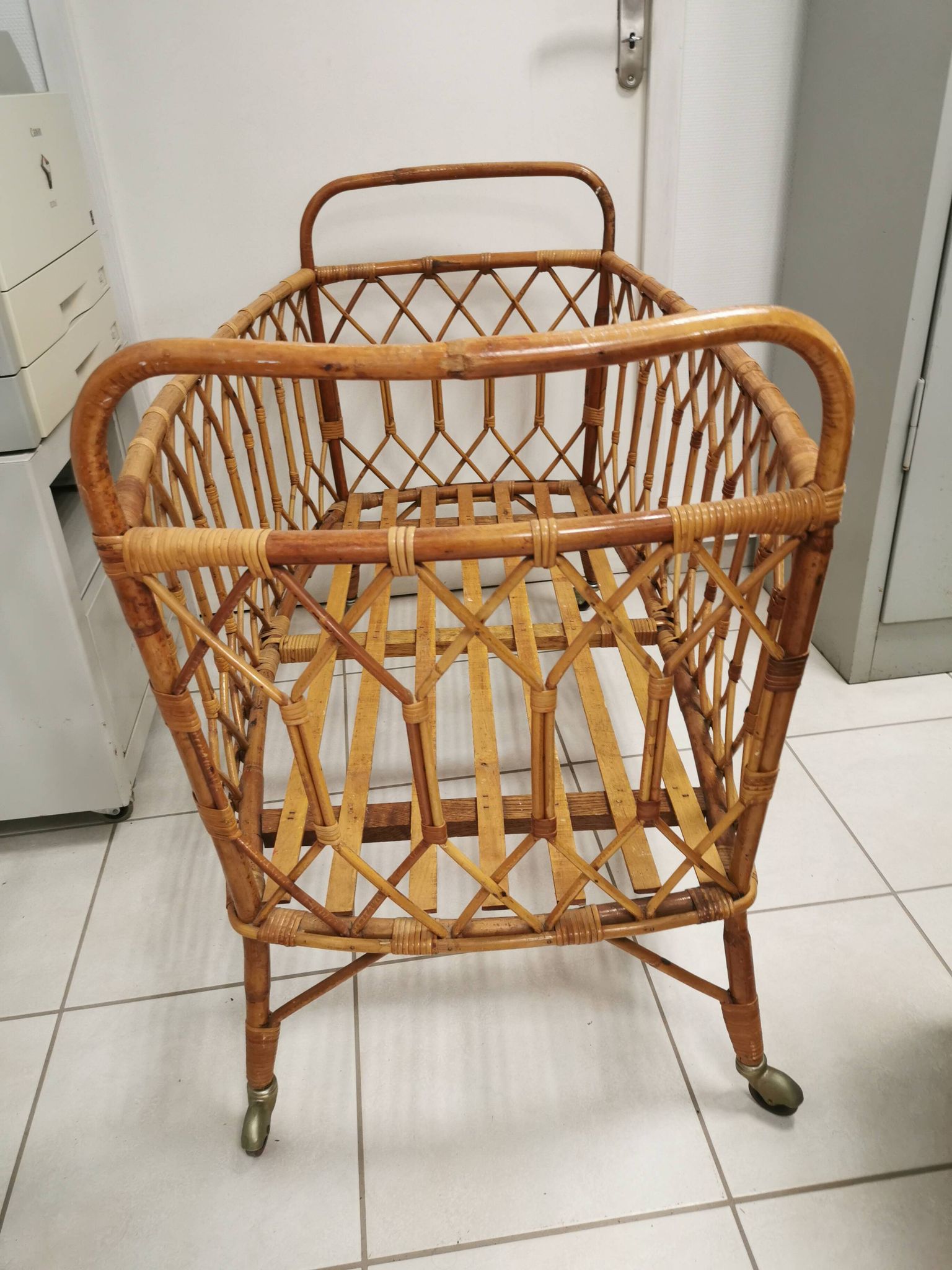 Lit enfant, bébé vintage en rotin