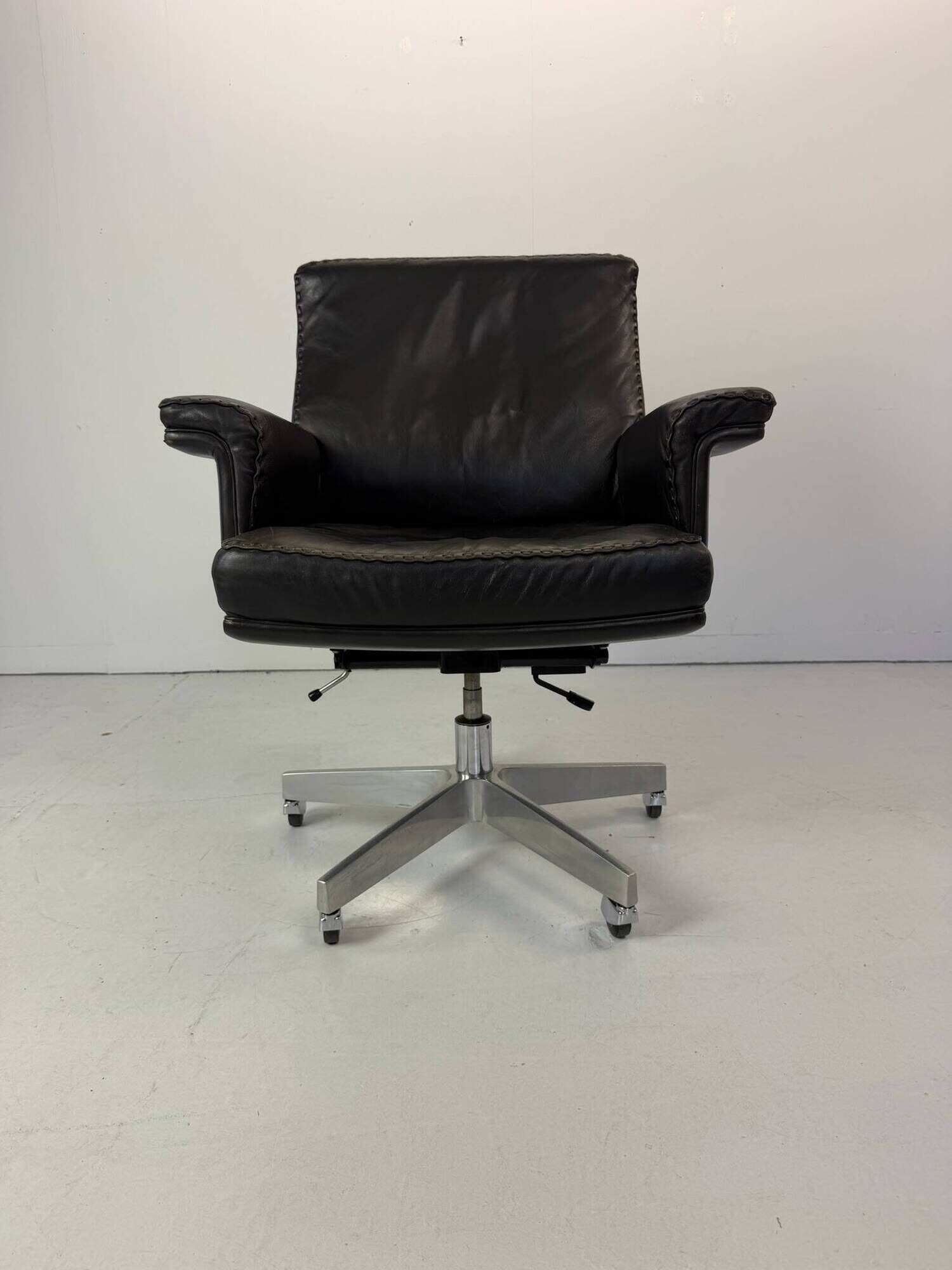 Vintage Leather Swivel Armchair De Sede DS 35, Switzerland, 1970s