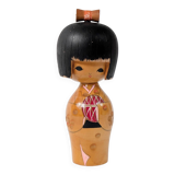Poupée Kokeshi vintage japonaise avec kimono rouge et nœud