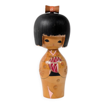 Poupée Kokeshi vintage japonaise avec kimono rouge et nœud