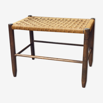 Tabouret en bois du milieu du siècle avec un siège en sisal tissé