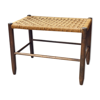 Tabouret en bois du milieu du siècle avec un siège en sisal tissé