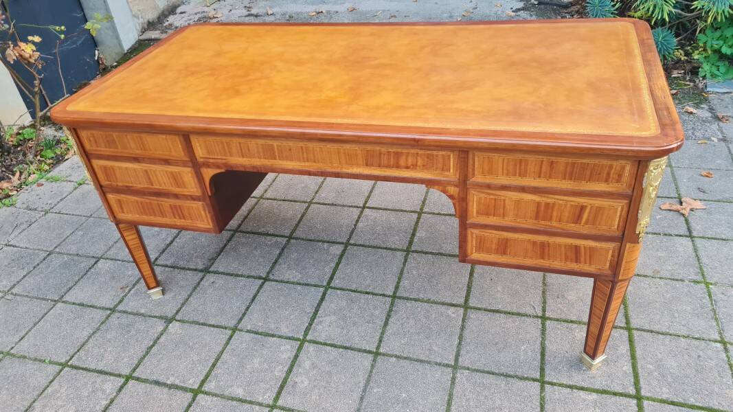 Napoleon III period desk in marquetry from the 19th century.