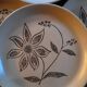 6 assiettes plates en grès décor floral — Années 70