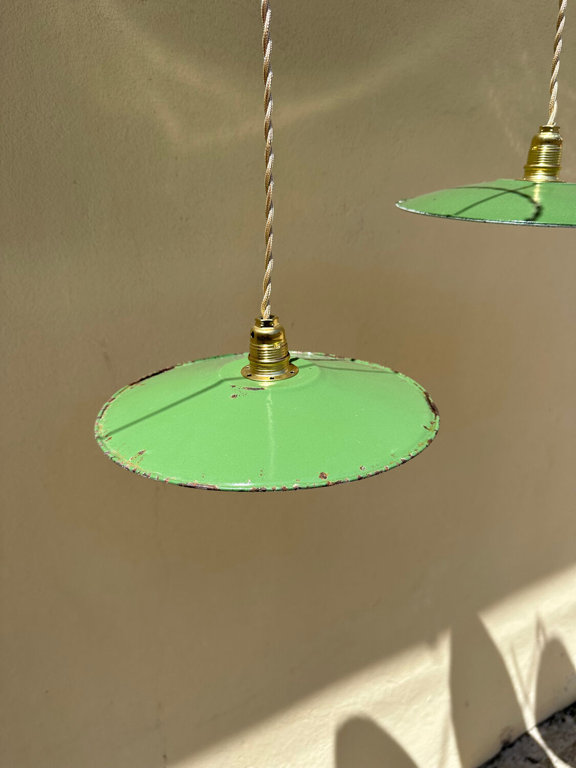 Trio of vintage suspension in green and white enamelled sheet metal indus old farm
