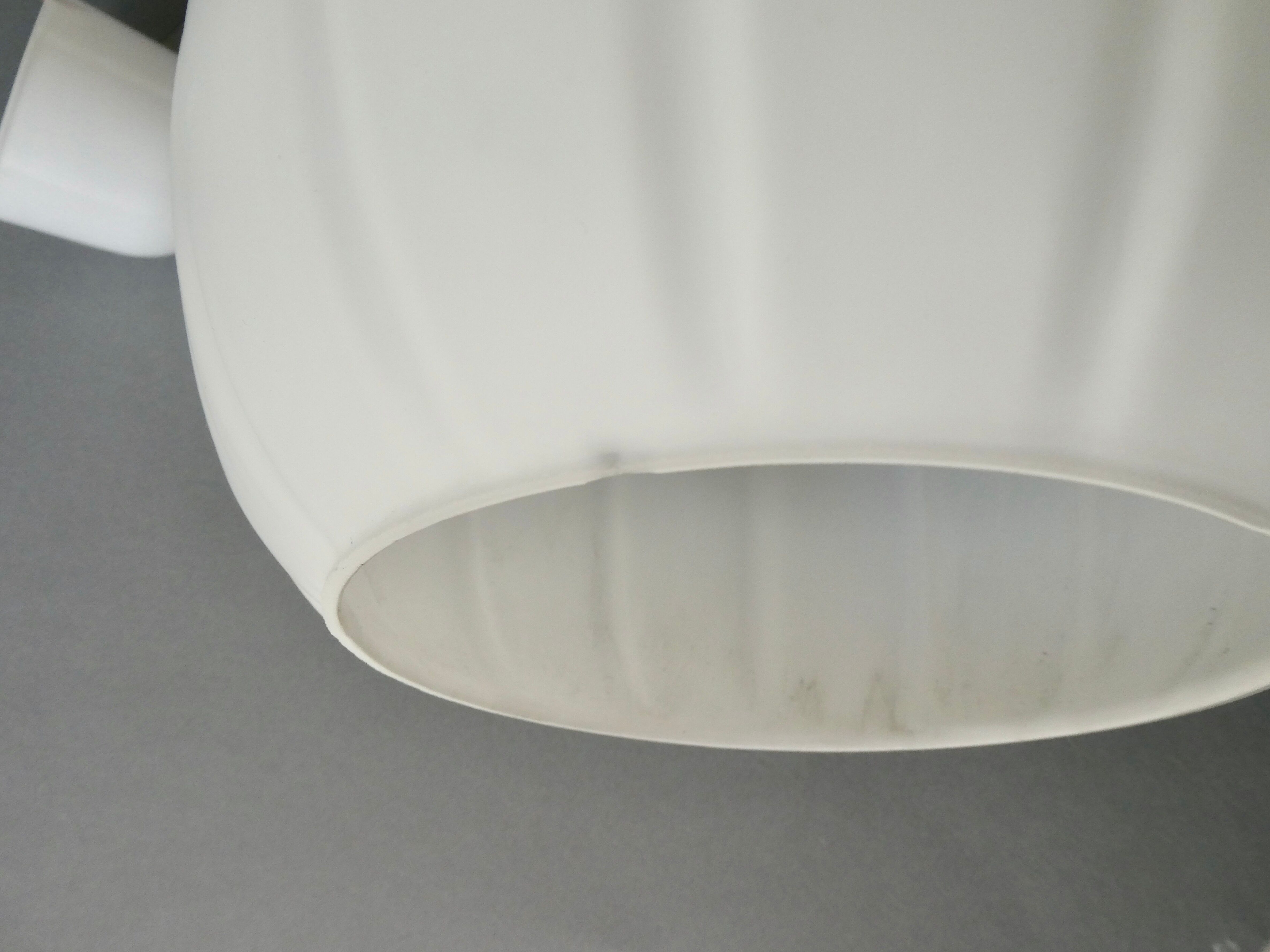 Suspension in white opaline
