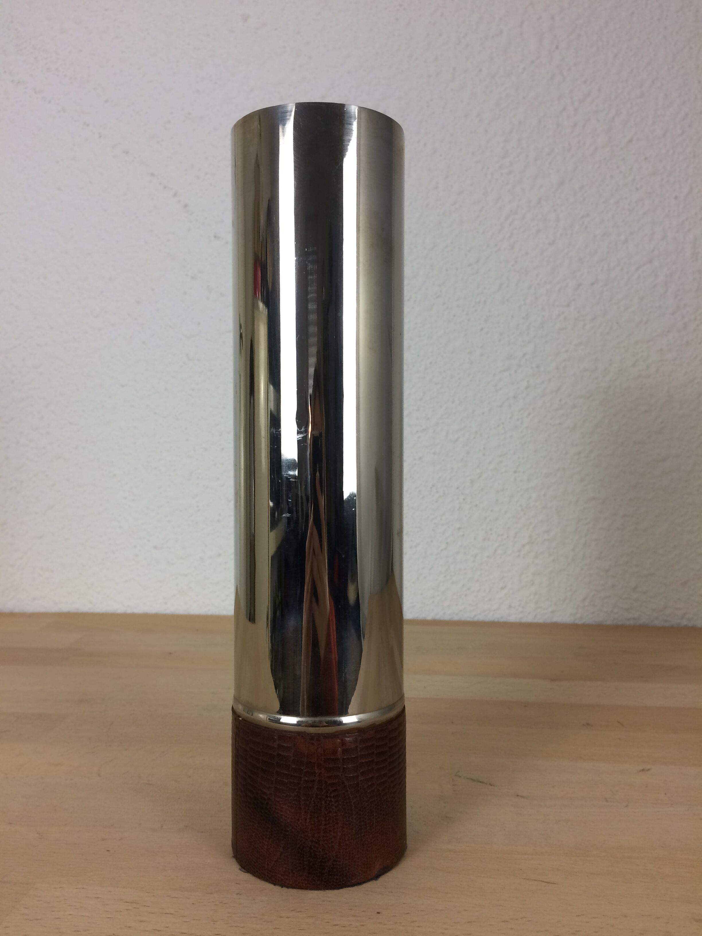 Vase rouleau acier chromé et simili cuir