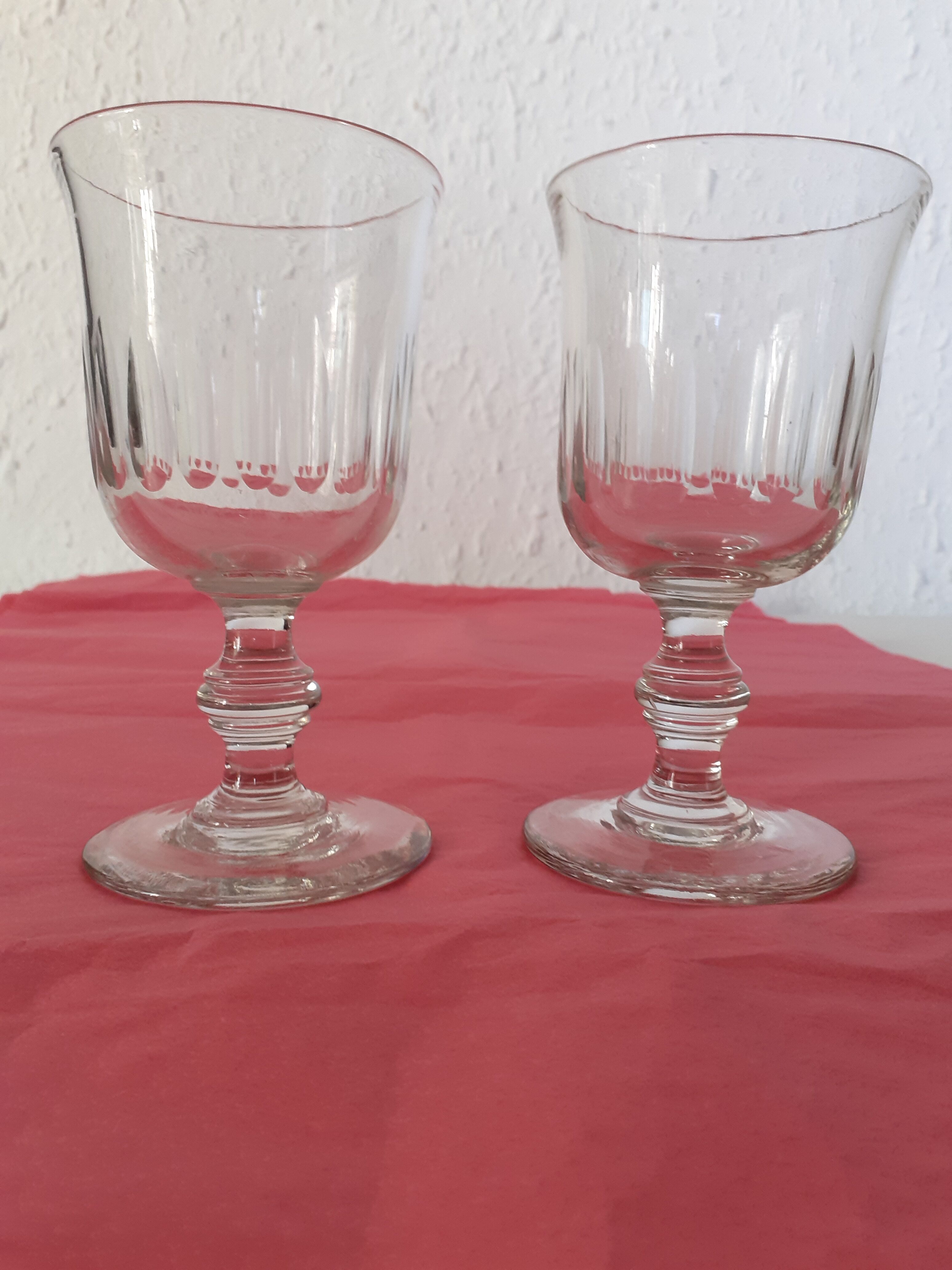 2 old glasses tulip
