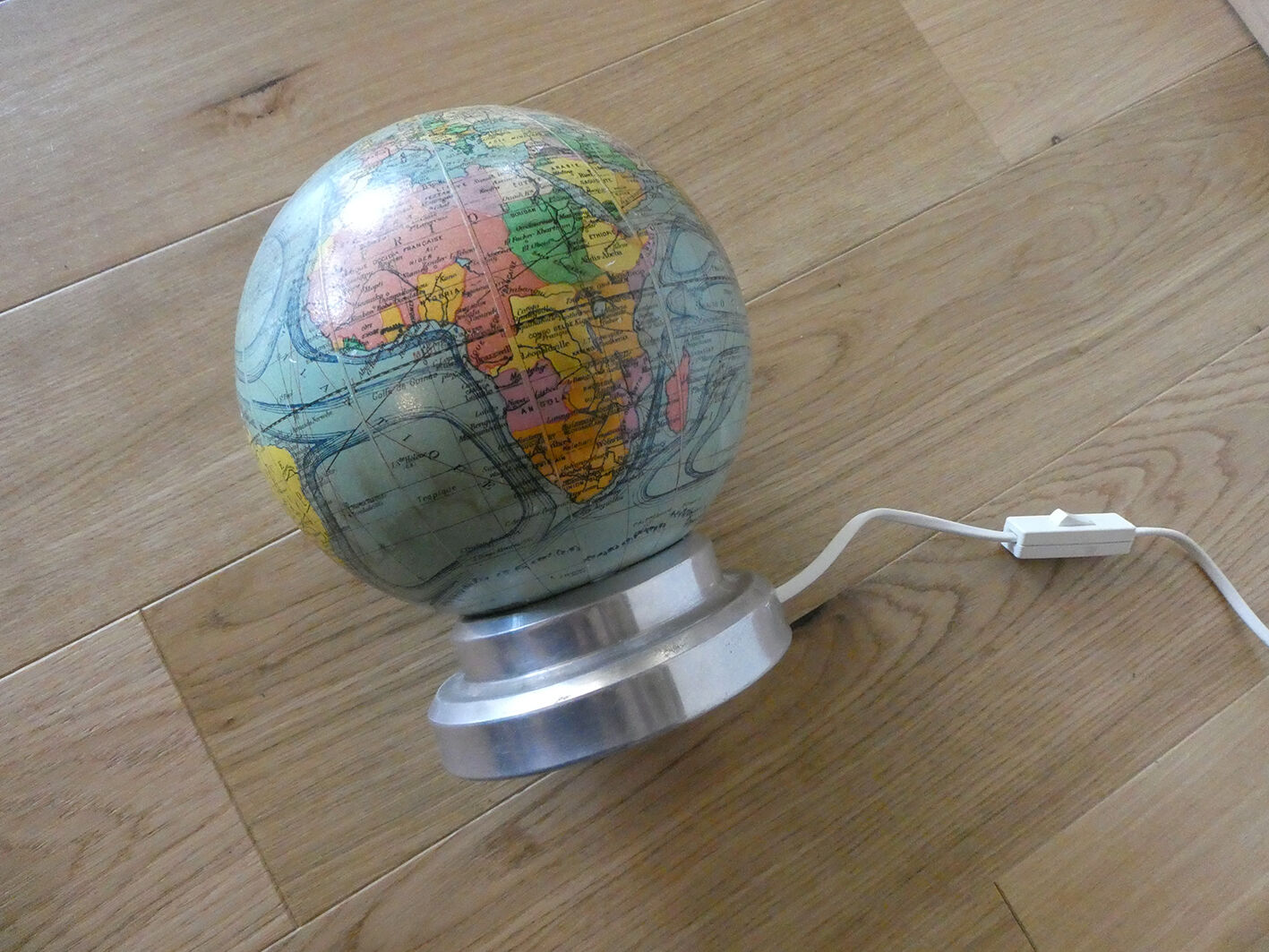 Light earth globe in vintage J-Forest glass from the 1940s