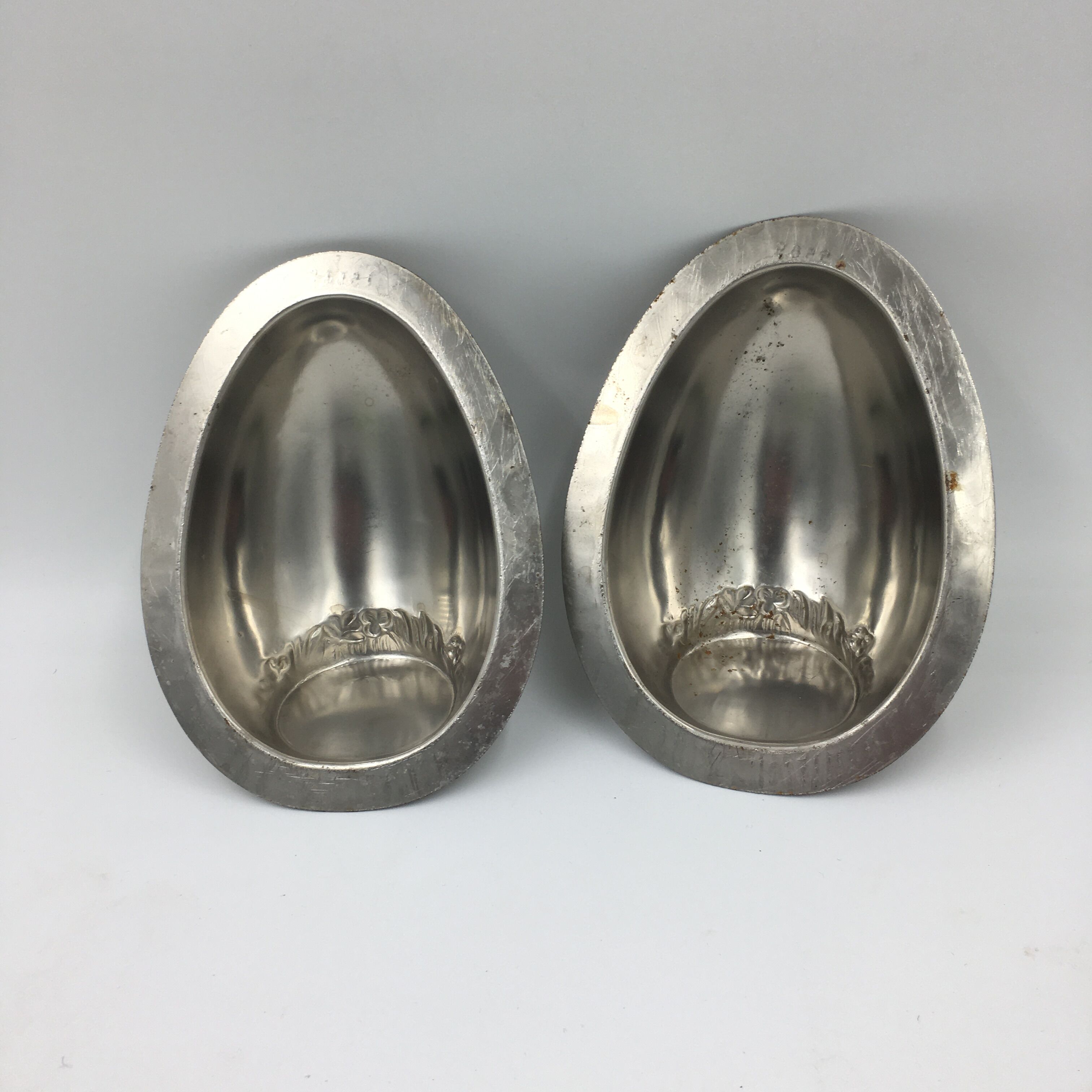 Lot de 2 moules à chocolat en forme de demi-oeuf
