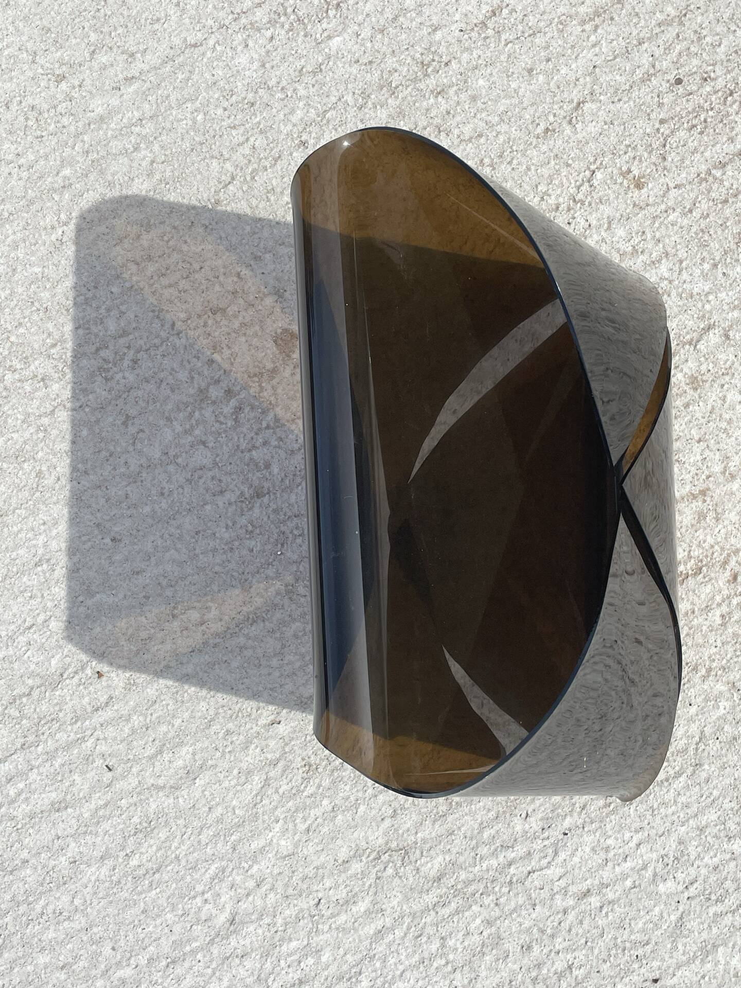 Porte-revues en plexiglas fumé des années 1970.