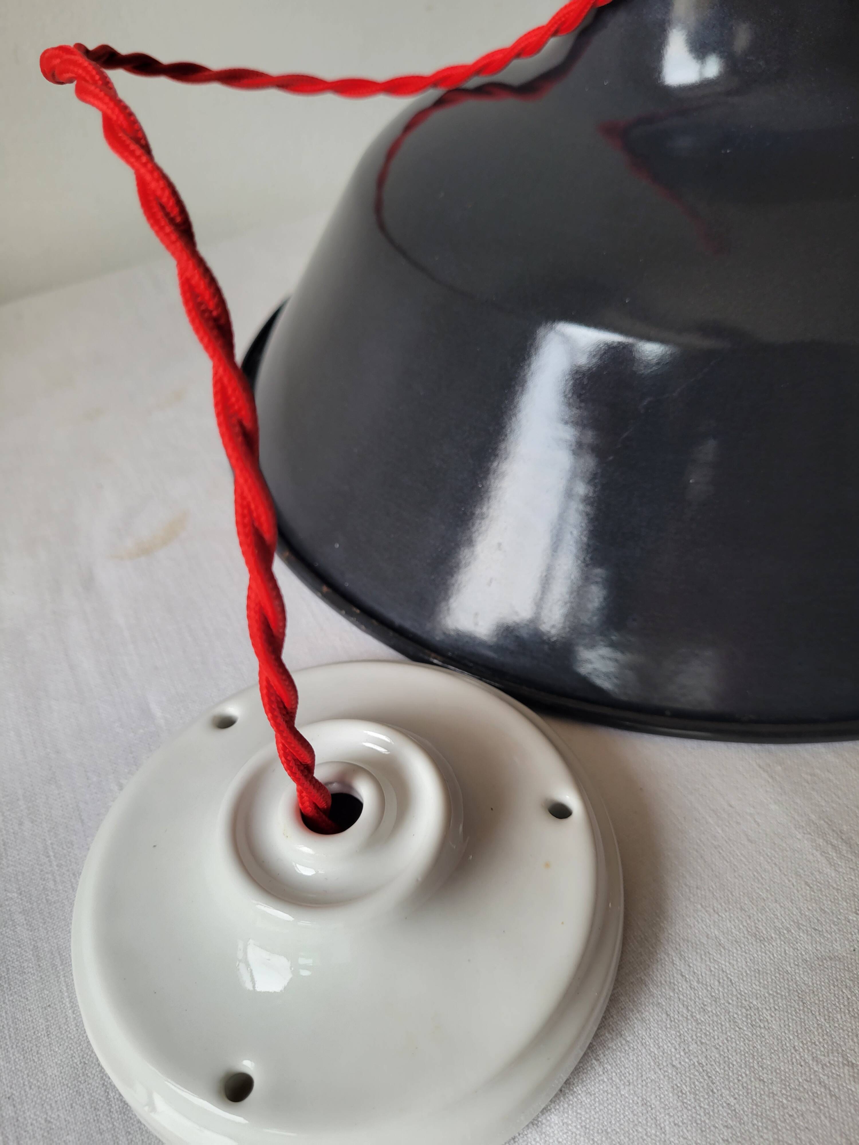 Suspension en tôle émaillée