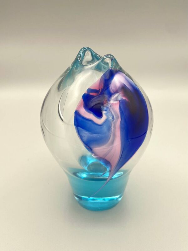 Vase en verre soufflé par l’artiste Tchèque Jirí Suhájek