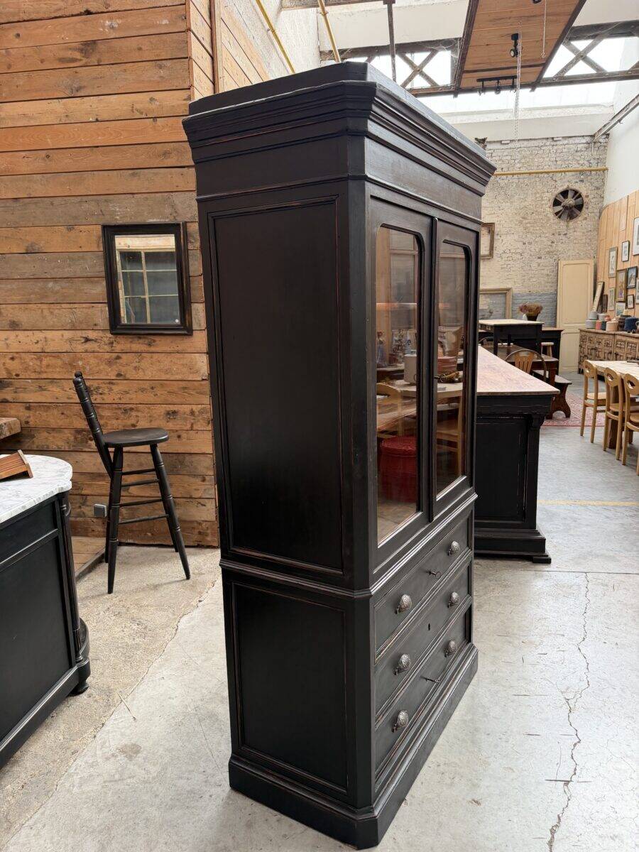 Display cabinet from the late 19th century.