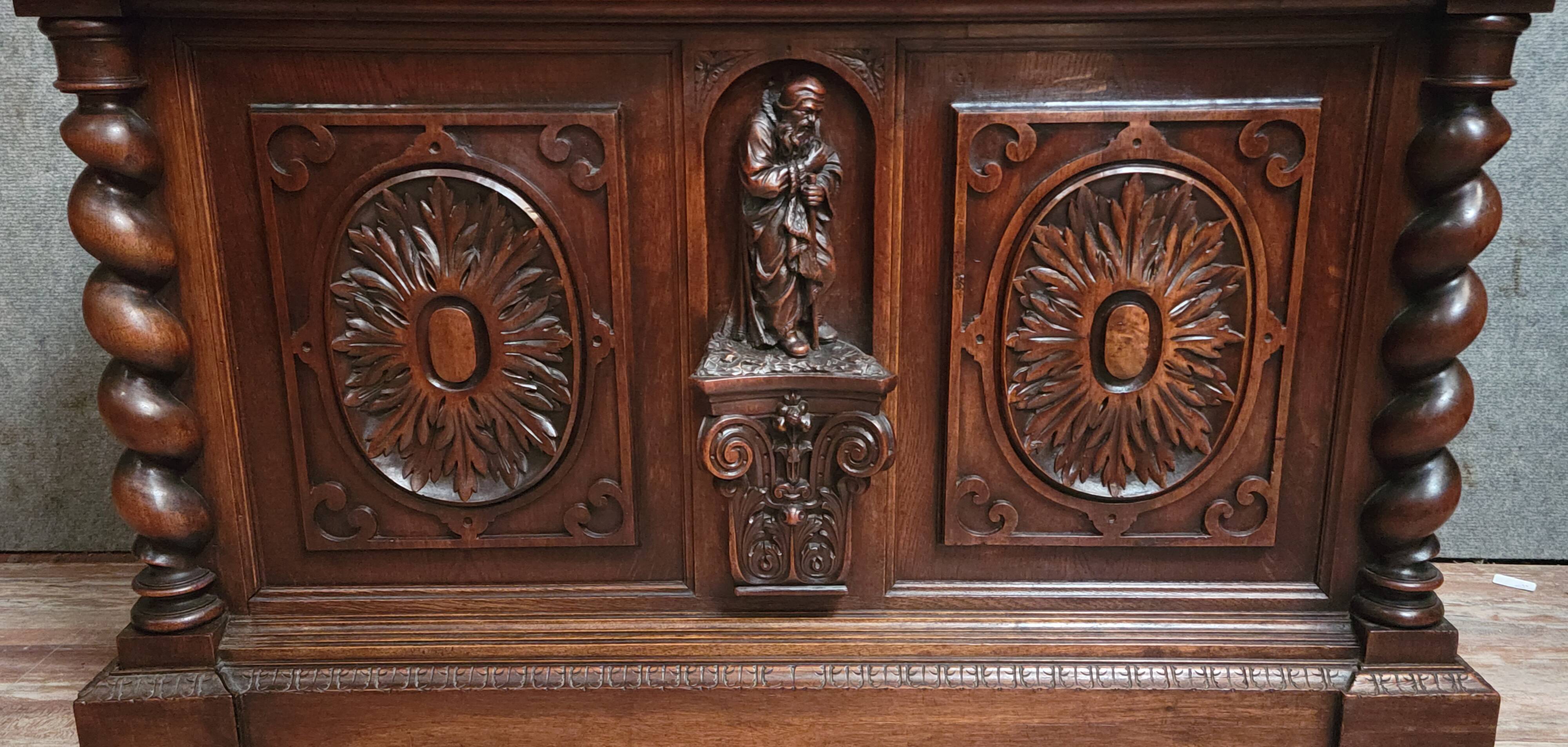 Coffre ancien style Renaissance en noyer massif richement sculpté