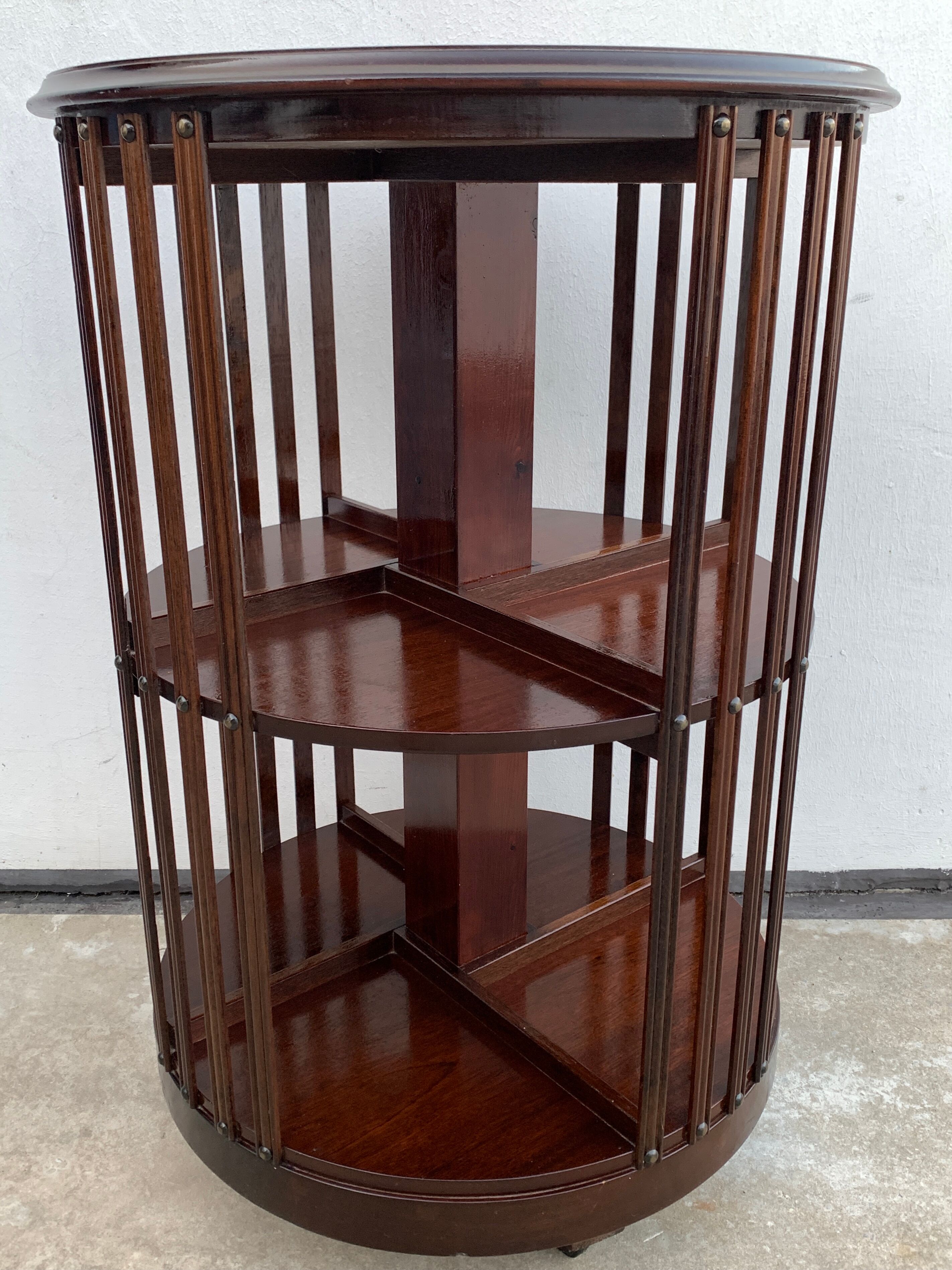 Bibliothèque bois contemporaine ronde tournante sur roulettes, style édouardien