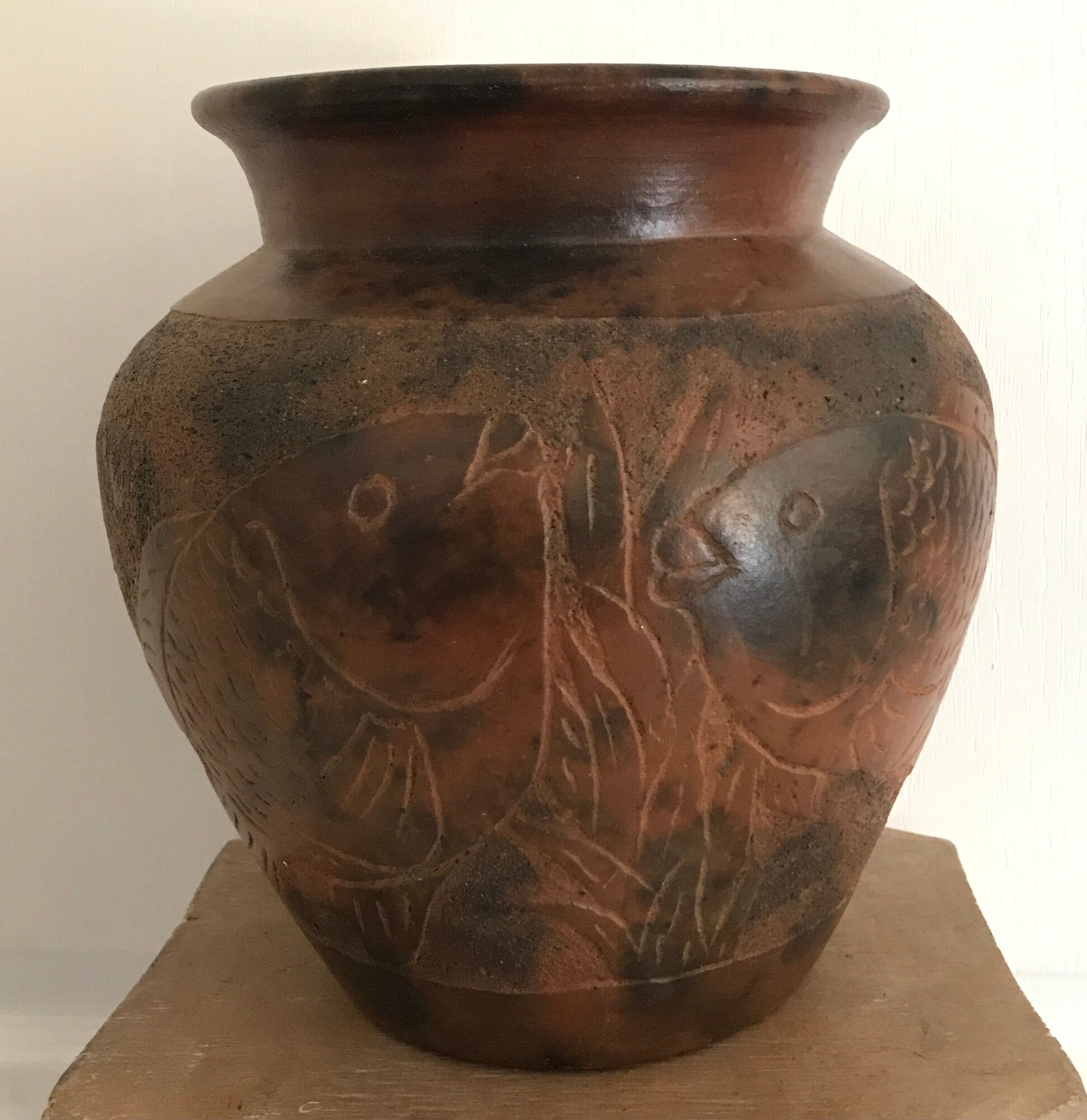 Vase or pot in brown terracotta with artistic decoration of fish.