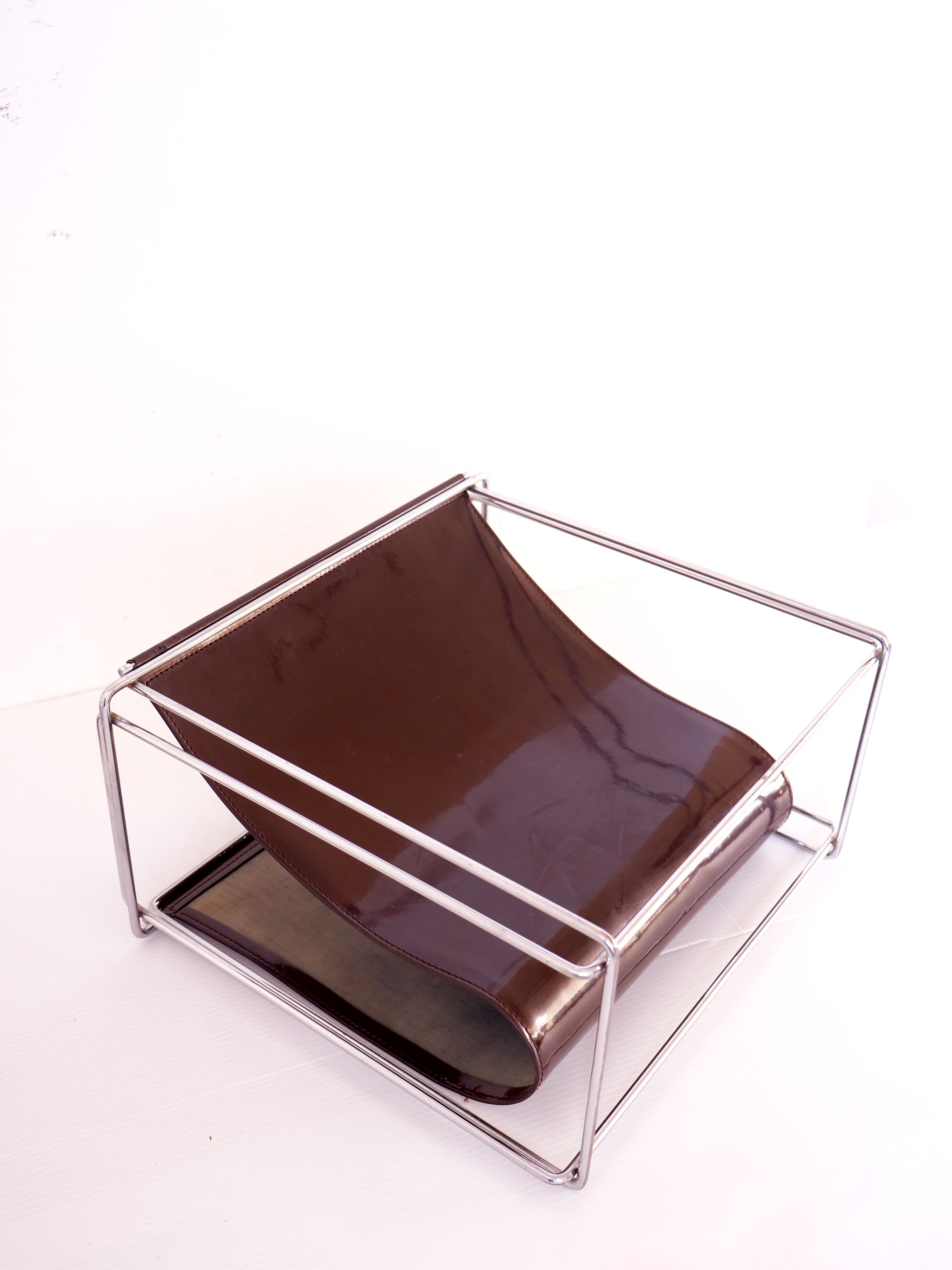 Magazine holder design Gerard Rignault, édité par Group SA