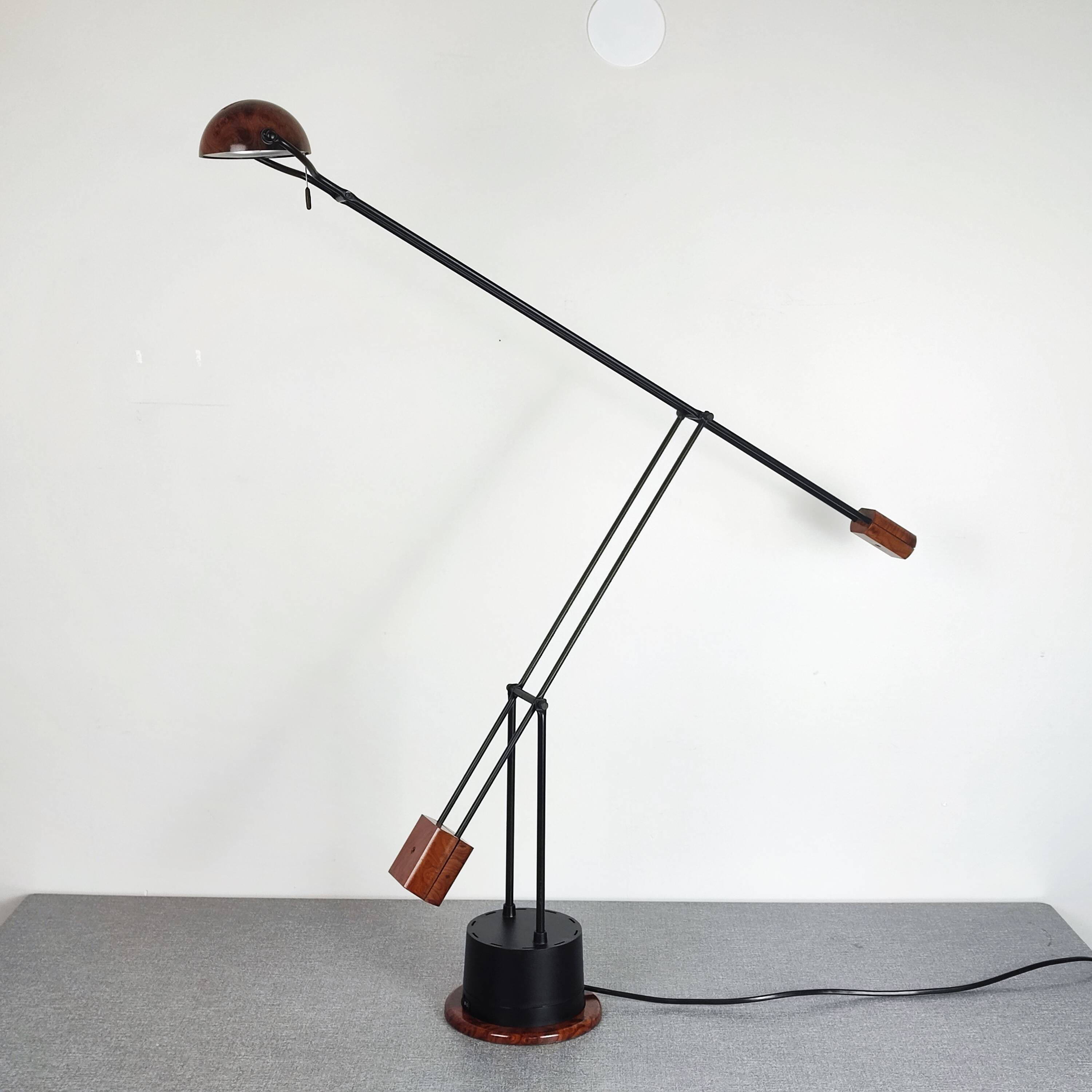 Swing desk lamp