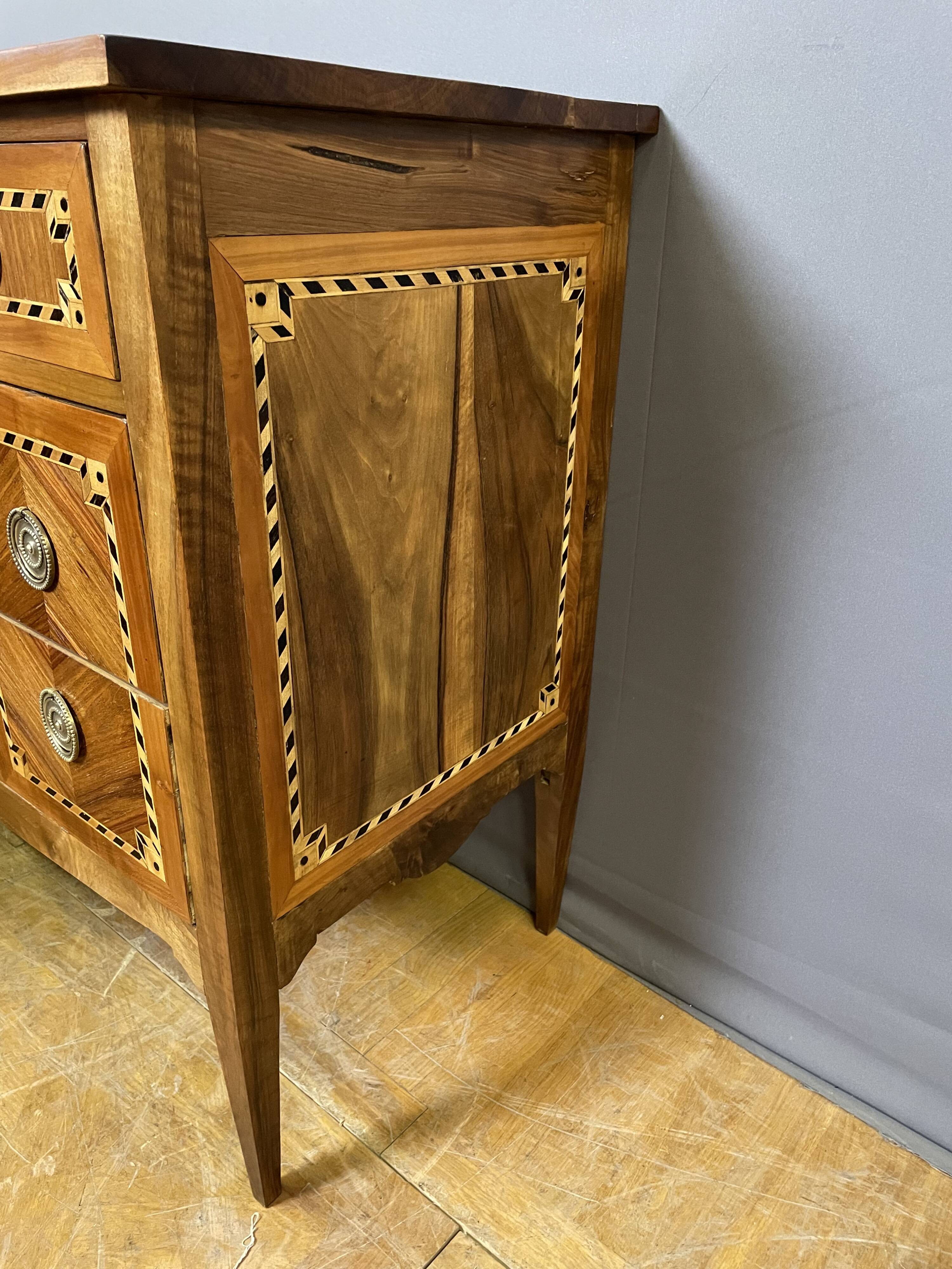 commode de style Louis XVI en bois fruitier