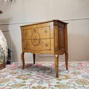 Commode sauteuse en merisier d’époque transition xviii eme siècle